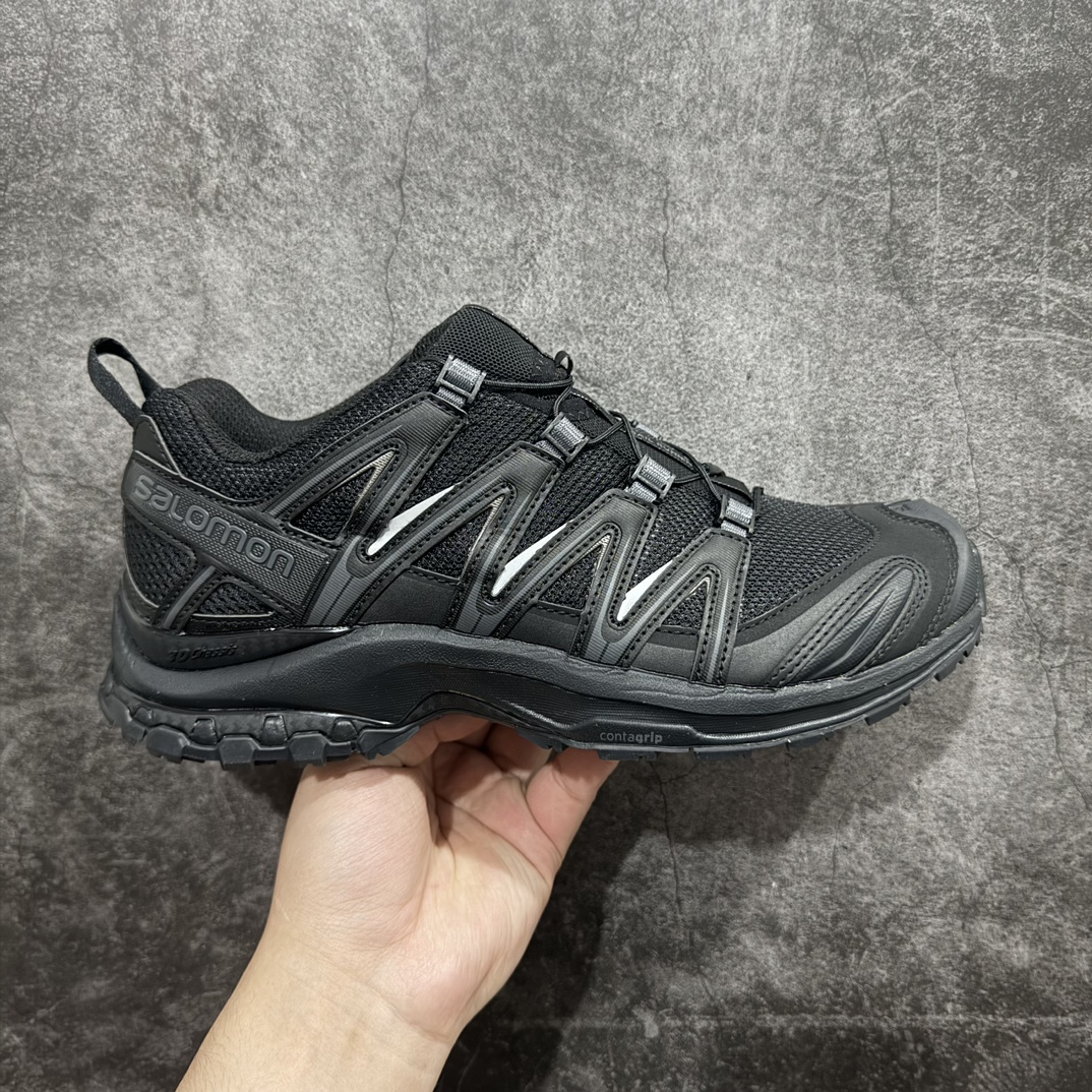 【PK版本】全新版本出货 纯原大厂出品 萨洛蒙 Salomon XA PRO 3D 户外轻便机能鞋 纯黑纯原外贸平台特供订单 耗时半年巨作 全套原纸板楦头开发 原厂特供网布配套加持 确保原汁原味 完美呈现版型 原档数据独家私模五层组合大底 男女鞋同步官方开发至46.5 原装Ortholite轻量化鞋垫 中底布带钢印编号 原厂TPU锁扣 进口港宝加持 后跟自然饱满 还原公司包裹性 鞋面以“锯齿”状的包裹系统呈现 在基色底之下加入了各种色点缀 将公司的最新技术和时尚前卫的造型融入耐用的长跑款式中 鞋面由 TPU 薄膜制成 并焊接在高耐磨网眼上 使其既时尚又坚固 由 ACS底盘支撑 可增强稳定性和支撑力 以及由橡胶凸耳 Contragrip外底覆盖的 EVA 缓冲中底 旨在应对崎岖的地形 鞋舌上的彩色Salomon 标签、Quicklace 系统以及鞋头、鞋舌和鞋跟上的附加品牌使细节更加完美 让穿着者可以轻松驾驭户外与通勤下的任何运动生活场景 无缝鞋身户外随意纵横 颜值与脚感兼备 出街通勤 绝对非常吸睛 你值得拥有nSize:36 36.5 37 38 38.5 39 40 40.5 41 42 42.5 43 44 44.5 45 46 编码：JP310340-莆田鞋批发中心