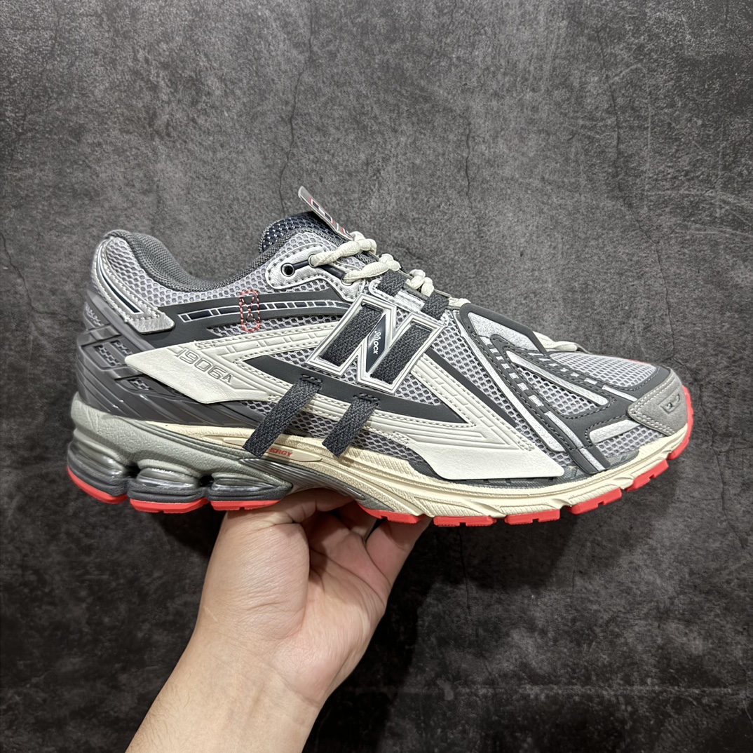 【纯原版】NB新百伦New Balance M1906R  U1906AC 系列复古老爹风休闲运动慢跑鞋采用轻质牛剖革拼接透气网眼衬垫织物鞋面材质#T-Beam大底提供足步弓支撑，保持步态稳定#后跟搭载外露缓震胶 鞋身整体以各种深浅不一的灰色覆盖，鞋头以淡蓝色调装饰，网眼衬垫通过不规律的色块实现做旧的美感，泛黄的鞋底更是进一步增添了复古气息。 尺码：36 37 37.5 38 38.5 39.5 40 40.5 41.5 42 42.5 43 44 45 46.5 编码：JP260280-莆田鞋批发中心