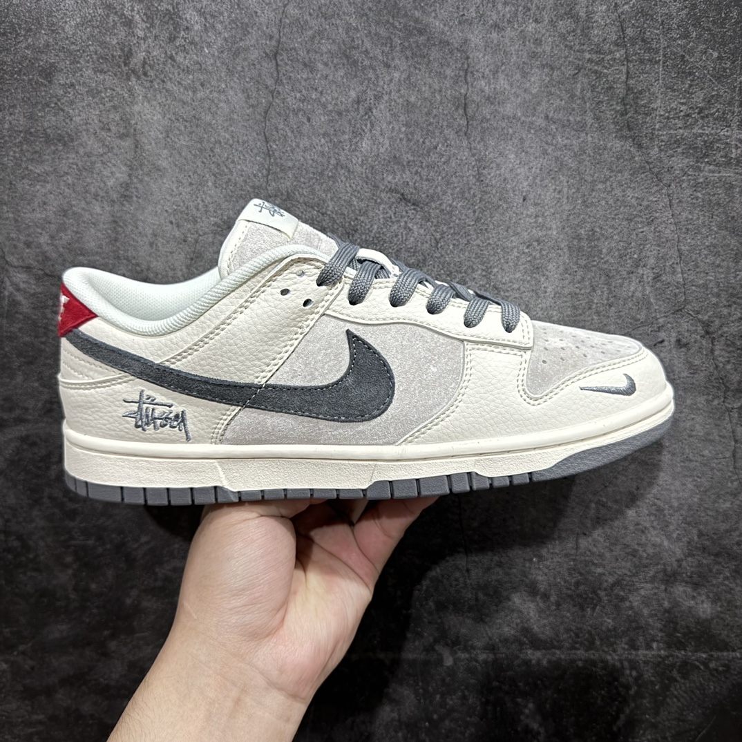 【定制版】NIKE SB Dunk Low x Stussy 白灰红满天星n性价比天花板 极力推荐👏n原装头层材料 独家版型蒸餾加工n帶來的是更好的视觉和脚感体验n大厂纯原品质出货 清洁度 电绣工艺皮料切割干净无任何毛边 细节完美官方货号：XY1688 015 尺码：36 36.5 37.5 38 38.5 39 40 40.5 41 42 42.5 43 44 44.5 45 46 编码：FS240260-莆田鞋批发中心