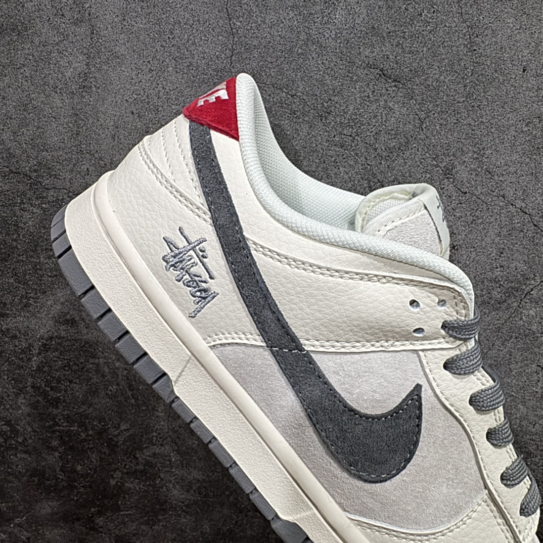 图片[7]-【定制版】NIKE SB Dunk Low x Stussy 白灰红满天星n性价比天花板 极力推荐👏n原装头层材料 独家版型蒸餾加工n帶來的是更好的视觉和脚感体验n大厂纯原品质出货 清洁度 电绣工艺皮料切割干净无任何毛边 细节完美官方货号：XY1688 015 尺码：36 36.5 37.5 38 38.5 39 40 40.5 41 42 42.5 43 44 44.5 45 46 编码：FS240260-莆田鞋批发中心