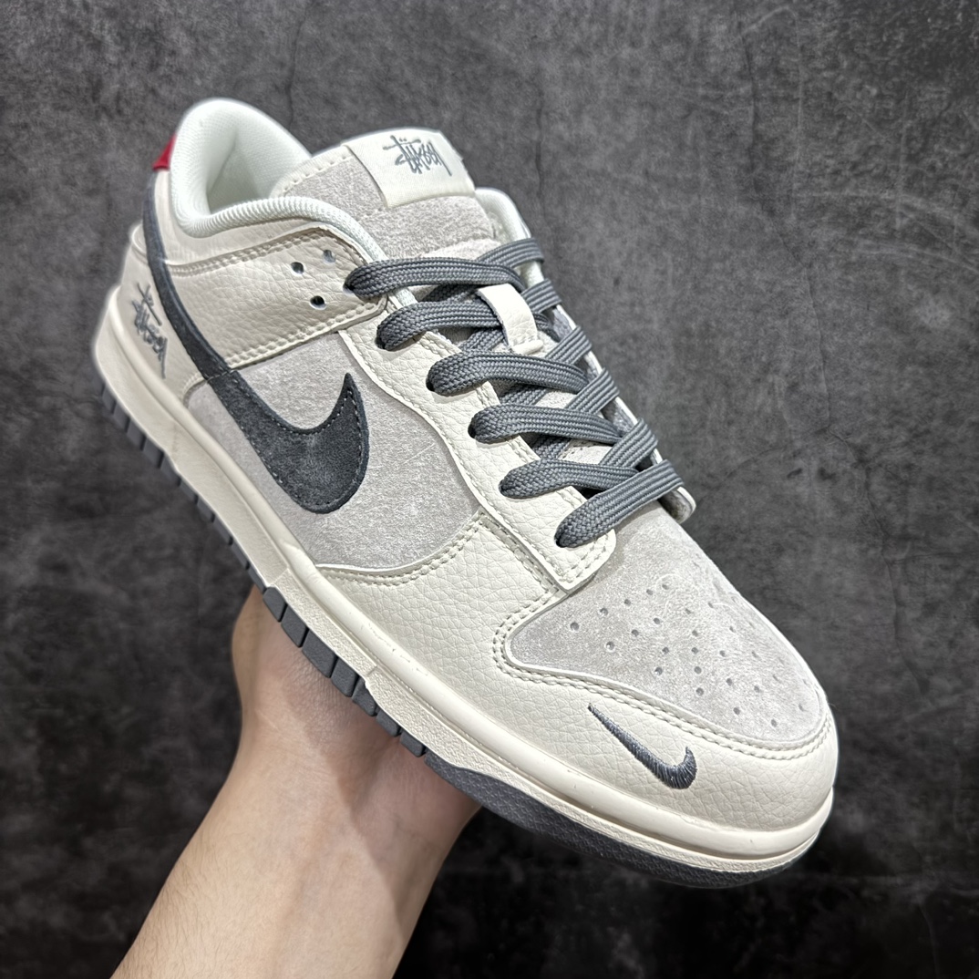 图片[3]-【定制版】NIKE SB Dunk Low x Stussy 白灰红满天星n性价比天花板 极力推荐👏n原装头层材料 独家版型蒸餾加工n帶來的是更好的视觉和脚感体验n大厂纯原品质出货 清洁度 电绣工艺皮料切割干净无任何毛边 细节完美官方货号：XY1688 015 尺码：36 36.5 37.5 38 38.5 39 40 40.5 41 42 42.5 43 44 44.5 45 46 编码：FS240260-莆田鞋批发中心