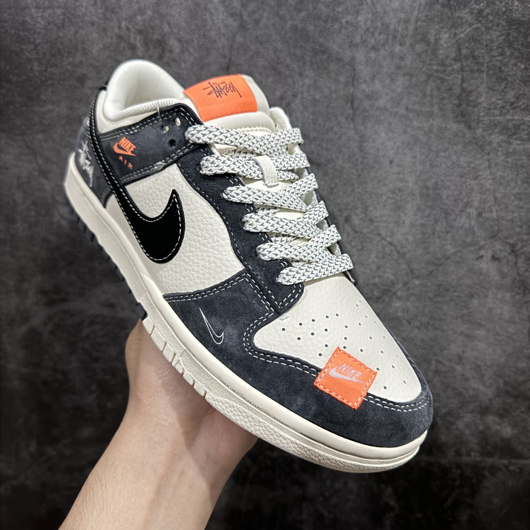 图片[3]-【定制版】Nk SB Dunk Low 斯图西联名-贴布灰黑黑勾 周年高端定制 低帮休闲板鞋 MM1089-026rn定制鞋盒 大厂纯原品质出货 超高清洁度 皮料切割干净无任何毛边 细节完美 r 尺码：36 36.5 37.5 38 38.5 39 40 40.5 41 42 42.5 43 44 44.5 45 编码：HXS320340-莆田鞋批发中心