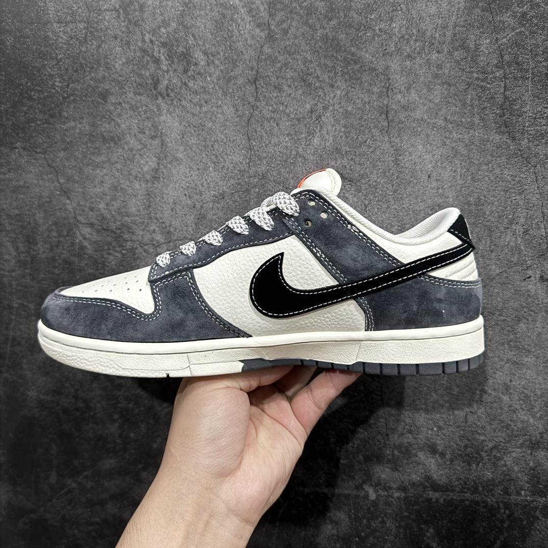 图片[2]-【定制版】Nk SB Dunk Low 斯图西联名-贴布灰黑黑勾 周年高端定制 低帮休闲板鞋 MM1089-026rn定制鞋盒 大厂纯原品质出货 超高清洁度 皮料切割干净无任何毛边 细节完美 r 尺码：36 36.5 37.5 38 38.5 39 40 40.5 41 42 42.5 43 44 44.5 45 编码：HXS320340-莆田鞋批发中心