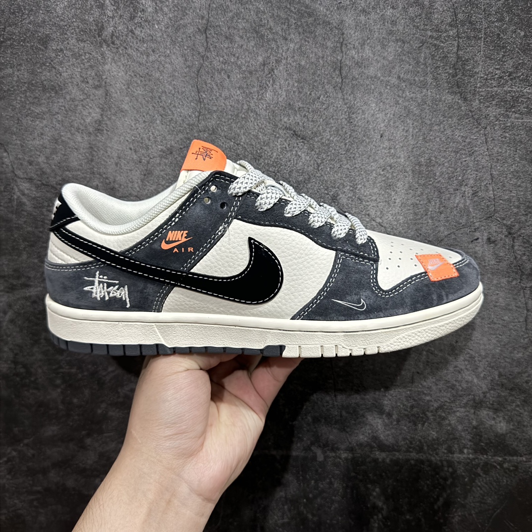 【定制版】Nk SB Dunk Low 斯图西联名-贴布灰黑黑勾 周年高端定制 低帮休闲板鞋 MM1089-026rn定制鞋盒 大厂纯原品质出货 超高清洁度 皮料切割干净无任何毛边 细节完美 r 尺码：36 36.5 37.5 38 38.5 39 40 40.5 41 42 42.5 43 44 44.5 45 编码：HXS320340-莆田鞋批发中心