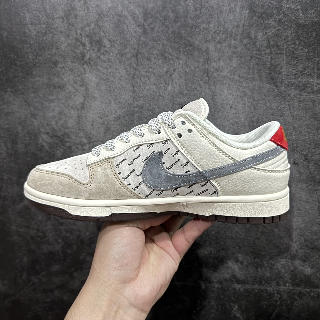 图片[2]-【定制版】Stussy x Nike Dunk SB Low 斯图西 x 耐克 SB 低帮 联名米灰红 鞋身以米白色作为主色调，鞋面采用浅灰色麂皮打造，搭配米白色麂皮框架覆盖层，使鞋款十分百搭，鞋舌绣标上以Stussy字样呈现，鞋身两侧的Swoosh Logo采用灰色点缀，后跟饰片辅以红色皮革呈现，鞋舌是网眼布材料，增强了透气性；后跟Nike字样以金色刺绣妆点，鞋头处侧边迷你Nike Swoosh Logo标志以金色刺绣点缀，后跟印有Stussy字样，彰显联名身份；最后以米白色中底搭配棕色橡胶外底完善整体设计收尾。 货号：XS1086-001 尺码：36 36.5 37.5 38 38.5 39 40 40.5 41 42 42.5 43 44 44.5 45 编码：HXS320340-莆田鞋批发中心