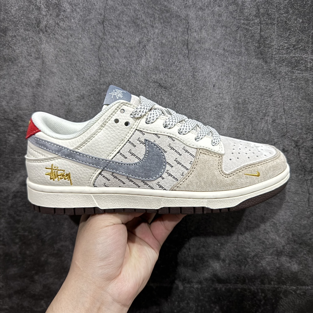 【定制版】Stussy x Nike Dunk SB Low 斯图西 x 耐克 SB 低帮 联名米灰红 鞋身以米白色作为主色调，鞋面采用浅灰色麂皮打造，搭配米白色麂皮框架覆盖层，使鞋款十分百搭，鞋舌绣标上以Stussy字样呈现，鞋身两侧的Swoosh Logo采用灰色点缀，后跟饰片辅以红色皮革呈现，鞋舌是网眼布材料，增强了透气性；后跟Nike字样以金色刺绣妆点，鞋头处侧边迷你Nike Swoosh Logo标志以金色刺绣点缀，后跟印有Stussy字样，彰显联名身份；最后以米白色中底搭配棕色橡胶外底完善整体设计收尾。 货号：XS1086-001 尺码：36 36.5 37.5 38 38.5 39 40 40.5 41 42 42.5 43 44 44.5 45 编码：HXS320340-莆田鞋批发中心