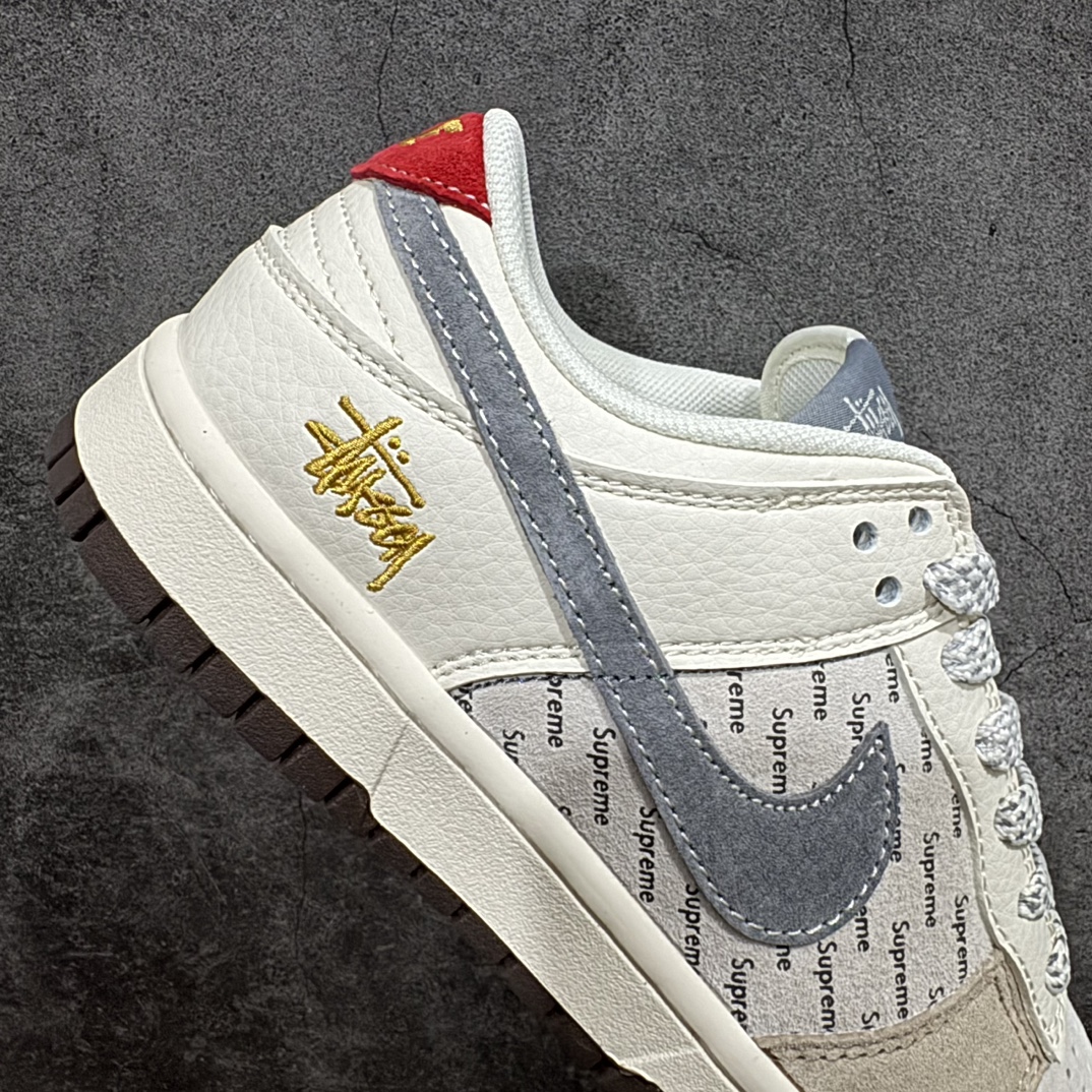 图片[7]-【定制版】Stussy x Nike Dunk SB Low 斯图西 x 耐克 SB 低帮 联名米灰红 鞋身以米白色作为主色调，鞋面采用浅灰色麂皮打造，搭配米白色麂皮框架覆盖层，使鞋款十分百搭，鞋舌绣标上以Stussy字样呈现，鞋身两侧的Swoosh Logo采用灰色点缀，后跟饰片辅以红色皮革呈现，鞋舌是网眼布材料，增强了透气性；后跟Nike字样以金色刺绣妆点，鞋头处侧边迷你Nike Swoosh Logo标志以金色刺绣点缀，后跟印有Stussy字样，彰显联名身份；最后以米白色中底搭配棕色橡胶外底完善整体设计收尾。 货号：XS1086-001 尺码：36 36.5 37.5 38 38.5 39 40 40.5 41 42 42.5 43 44 44.5 45 编码：HXS320340-莆田鞋批发中心