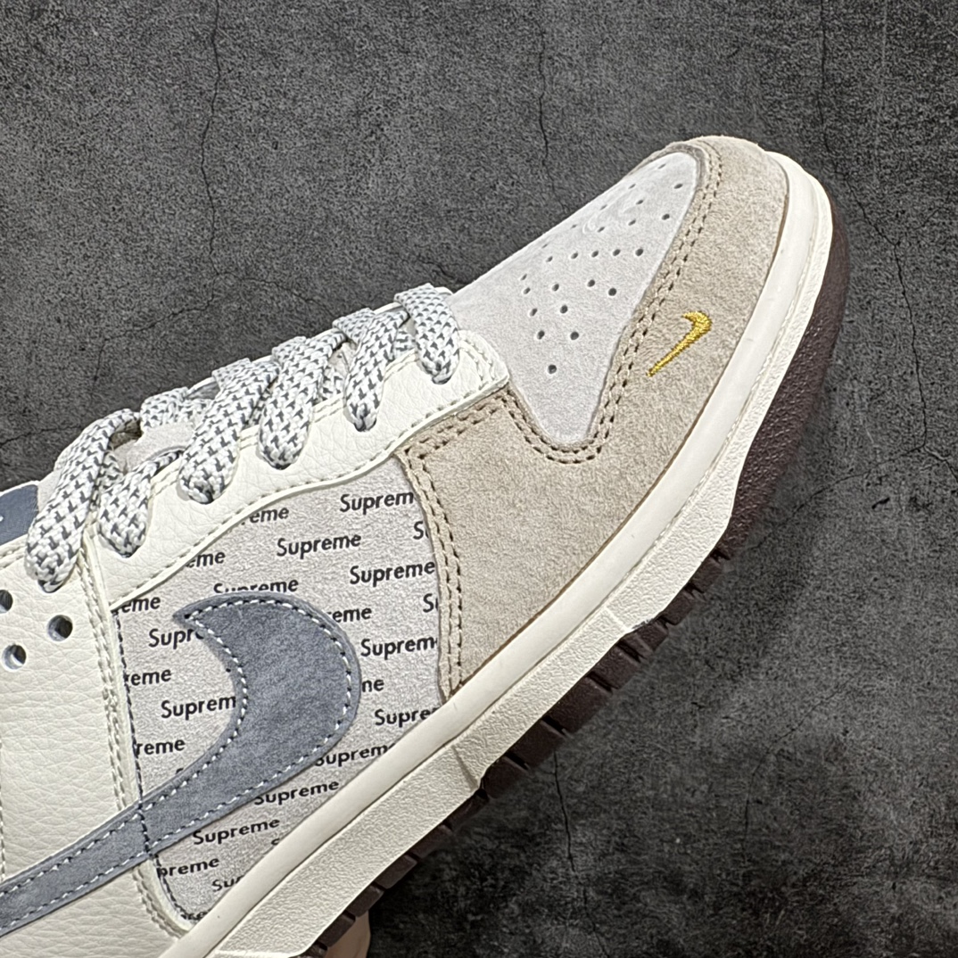 图片[6]-【定制版】Stussy x Nike Dunk SB Low 斯图西 x 耐克 SB 低帮 联名米灰红 鞋身以米白色作为主色调，鞋面采用浅灰色麂皮打造，搭配米白色麂皮框架覆盖层，使鞋款十分百搭，鞋舌绣标上以Stussy字样呈现，鞋身两侧的Swoosh Logo采用灰色点缀，后跟饰片辅以红色皮革呈现，鞋舌是网眼布材料，增强了透气性；后跟Nike字样以金色刺绣妆点，鞋头处侧边迷你Nike Swoosh Logo标志以金色刺绣点缀，后跟印有Stussy字样，彰显联名身份；最后以米白色中底搭配棕色橡胶外底完善整体设计收尾。 货号：XS1086-001 尺码：36 36.5 37.5 38 38.5 39 40 40.5 41 42 42.5 43 44 44.5 45 编码：HXS320340-莆田鞋批发中心