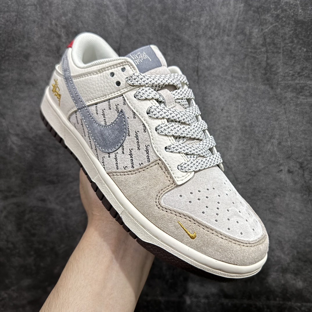 图片[3]-【定制版】Stussy x Nike Dunk SB Low 斯图西 x 耐克 SB 低帮 联名米灰红 鞋身以米白色作为主色调，鞋面采用浅灰色麂皮打造，搭配米白色麂皮框架覆盖层，使鞋款十分百搭，鞋舌绣标上以Stussy字样呈现，鞋身两侧的Swoosh Logo采用灰色点缀，后跟饰片辅以红色皮革呈现，鞋舌是网眼布材料，增强了透气性；后跟Nike字样以金色刺绣妆点，鞋头处侧边迷你Nike Swoosh Logo标志以金色刺绣点缀，后跟印有Stussy字样，彰显联名身份；最后以米白色中底搭配棕色橡胶外底完善整体设计收尾。 货号：XS1086-001 尺码：36 36.5 37.5 38 38.5 39 40 40.5 41 42 42.5 43 44 44.5 45 编码：HXS320340-莆田鞋批发中心