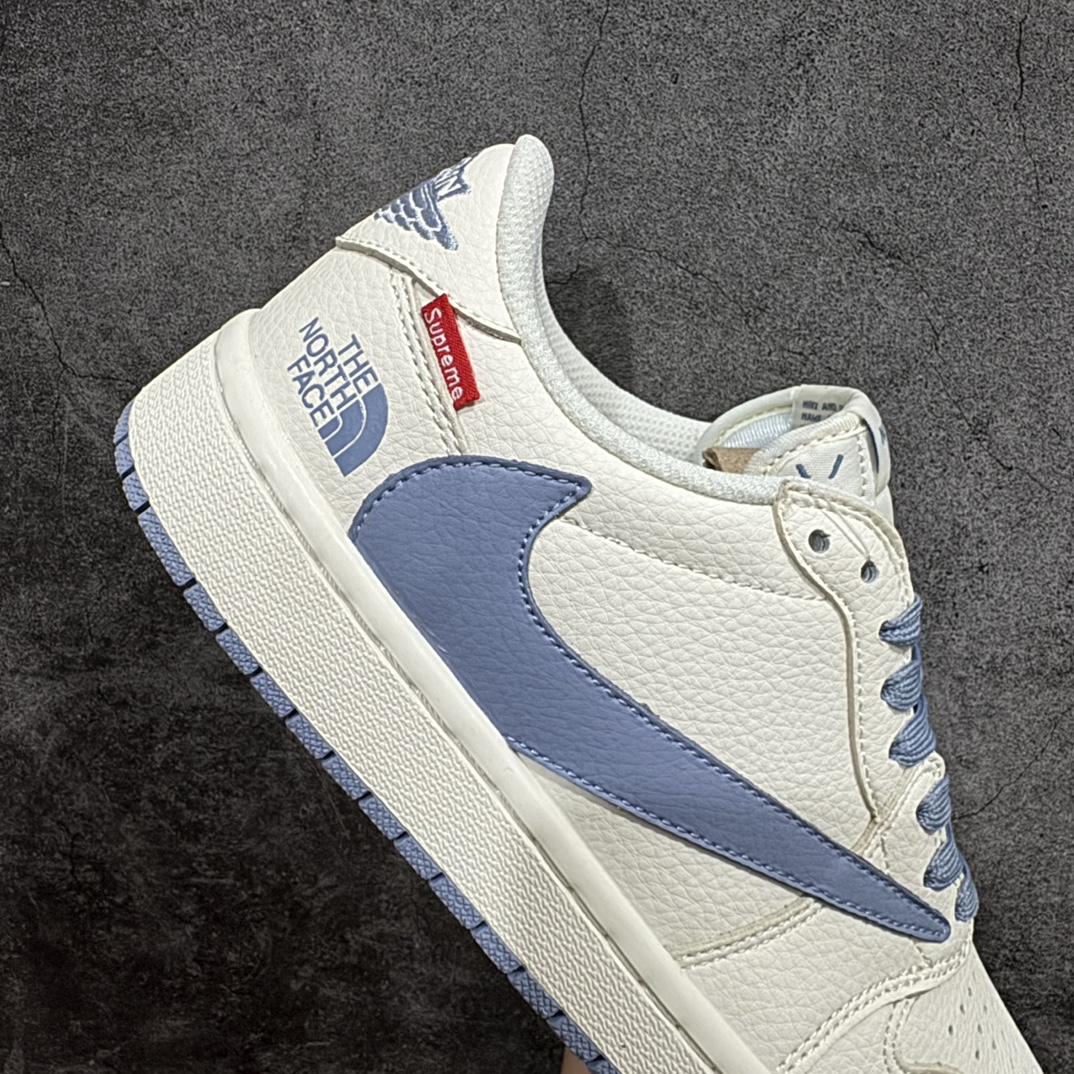 图片[7]-【定制版】Fragment x Travis Scott x 北面nAir Jordan 1 Low 三方联名倒钩原盒出货 全新的三方联名低帮倒钩鞋面延续了黑脚趾设计，整双鞋以全荔枝皮打造，腰身搭配白色「倒勾」，再点缀上Travis Scott 标志性的Logo，后跟处以藤原浩最拿手的蓝色为主色调，完善极具Fragment Design的白蓝黑设计风格，左右脚分别以Travis Scott鬼脸和乔丹飞翼加以修饰，彰显出三方联名的奢华格调。 官方货号：DIY1688 0072622 Size：36 36.5 37.5 38 38.5 39 40 40.5 41 42 42.5 43 44 44.5 45 编码：HXS320340-莆田鞋批发中心