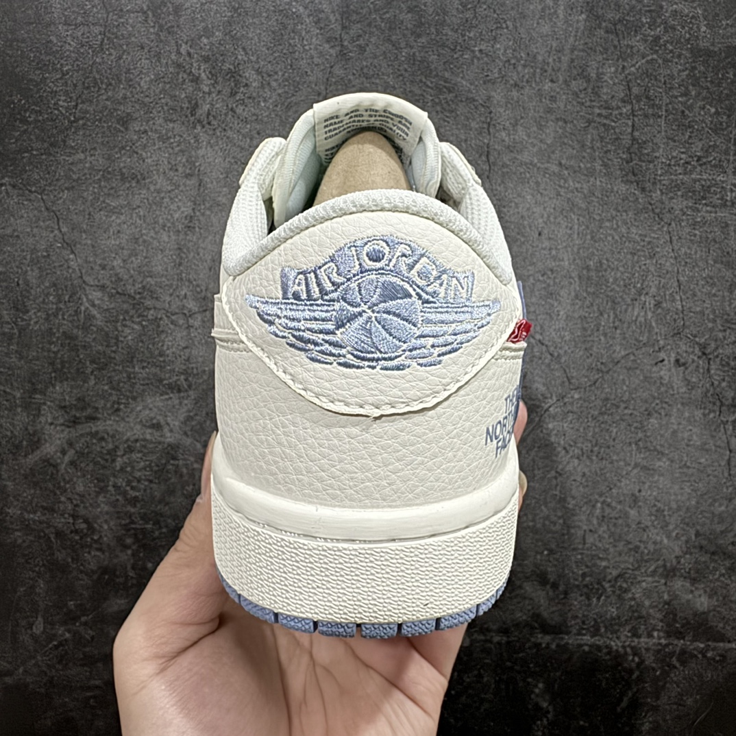 图片[4]-【定制版】Fragment x Travis Scott x 北面nAir Jordan 1 Low 三方联名倒钩原盒出货 全新的三方联名低帮倒钩鞋面延续了黑脚趾设计，整双鞋以全荔枝皮打造，腰身搭配白色「倒勾」，再点缀上Travis Scott 标志性的Logo，后跟处以藤原浩最拿手的蓝色为主色调，完善极具Fragment Design的白蓝黑设计风格，左右脚分别以Travis Scott鬼脸和乔丹飞翼加以修饰，彰显出三方联名的奢华格调。 官方货号：DIY1688 0072622 Size：36 36.5 37.5 38 38.5 39 40 40.5 41 42 42.5 43 44 44.5 45 编码：HXS320340-莆田鞋批发中心