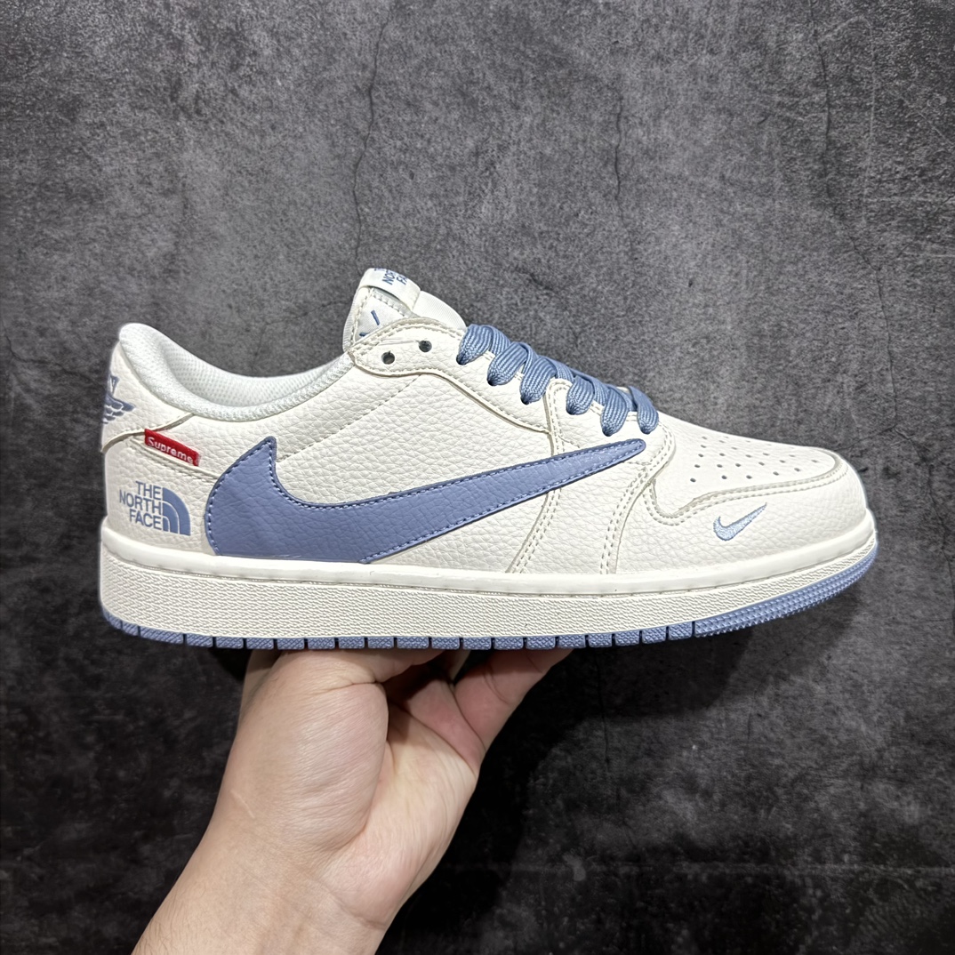 【定制版】Fragment x Travis Scott x 北面nAir Jordan 1 Low 三方联名倒钩原盒出货 全新的三方联名低帮倒钩鞋面延续了黑脚趾设计，整双鞋以全荔枝皮打造，腰身搭配白色「倒勾」，再点缀上Travis Scott 标志性的Logo，后跟处以藤原浩最拿手的蓝色为主色调，完善极具Fragment Design的白蓝黑设计风格，左右脚分别以Travis Scott鬼脸和乔丹飞翼加以修饰，彰显出三方联名的奢华格调。 官方货号：DIY1688 0072622 Size：36 36.5 37.5 38 38.5 39 40 40.5 41 42 42.5 43 44 44.5 45 编码：HXS320340-莆田鞋批发中心