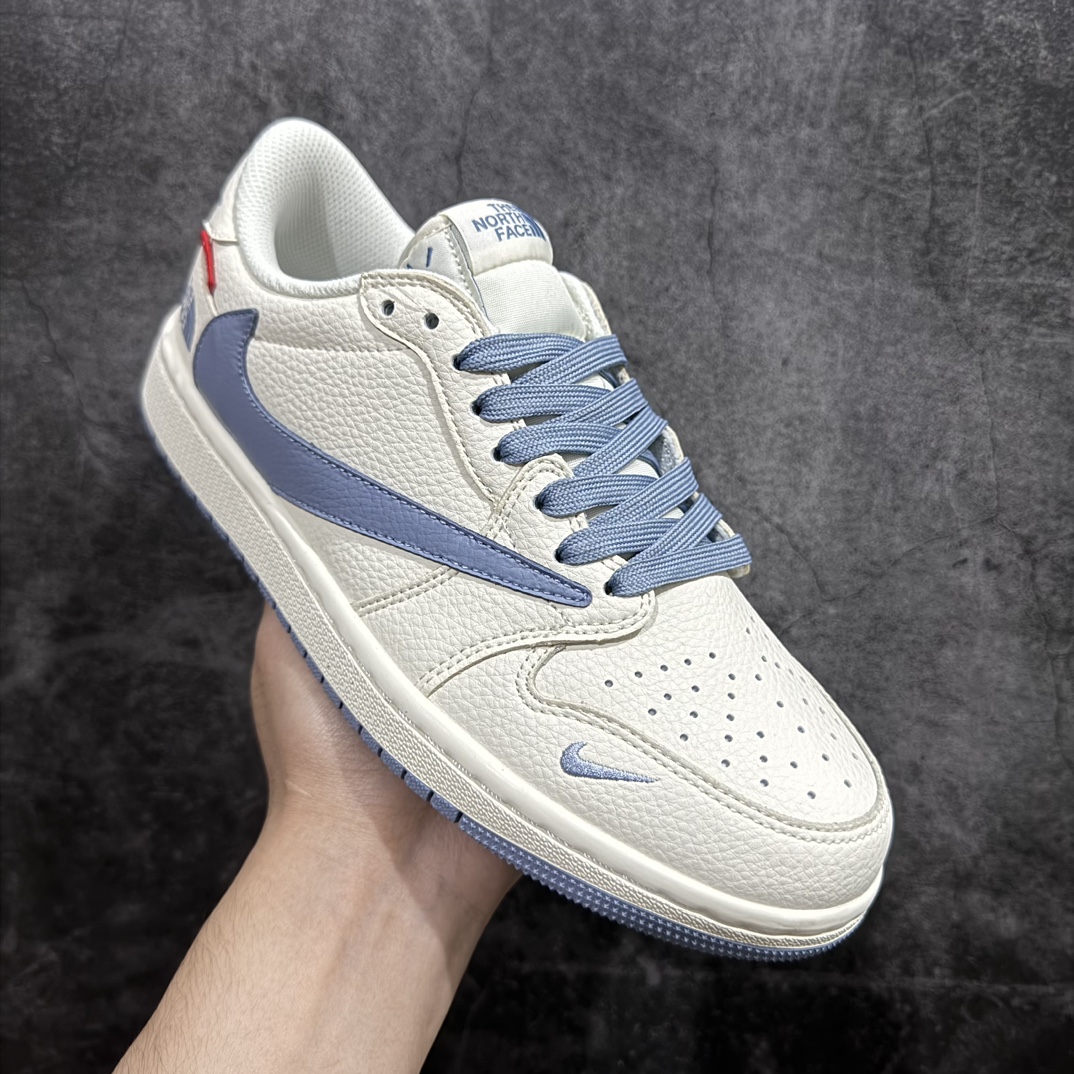 图片[3]-【定制版】Fragment x Travis Scott x 北面nAir Jordan 1 Low 三方联名倒钩原盒出货 全新的三方联名低帮倒钩鞋面延续了黑脚趾设计，整双鞋以全荔枝皮打造，腰身搭配白色「倒勾」，再点缀上Travis Scott 标志性的Logo，后跟处以藤原浩最拿手的蓝色为主色调，完善极具Fragment Design的白蓝黑设计风格，左右脚分别以Travis Scott鬼脸和乔丹飞翼加以修饰，彰显出三方联名的奢华格调。 官方货号：DIY1688 0072622 Size：36 36.5 37.5 38 38.5 39 40 40.5 41 42 42.5 43 44 44.5 45 编码：HXS320340-莆田鞋批发中心