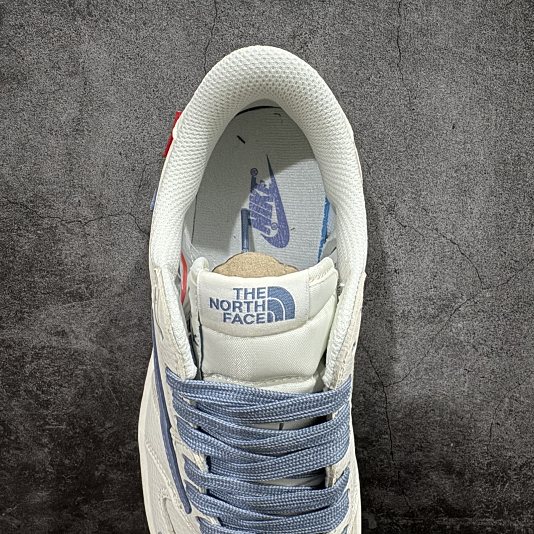 图片[8]-【定制版】Fragment x Travis Scott x 北面nAir Jordan 1 Low 三方联名倒钩原盒出货 全新的三方联名低帮倒钩鞋面延续了黑脚趾设计，整双鞋以全荔枝皮打造，腰身搭配白色「倒勾」，再点缀上Travis Scott 标志性的Logo，后跟处以藤原浩最拿手的蓝色为主色调，完善极具Fragment Design的白蓝黑设计风格，左右脚分别以Travis Scott鬼脸和乔丹飞翼加以修饰，彰显出三方联名的奢华格调。 官方货号：DIY1688 0072622 Size：36 36.5 37.5 38 38.5 39 40 40.5 41 42 42.5 43 44 44.5 45 编码：HXS320340-莆田鞋批发中心