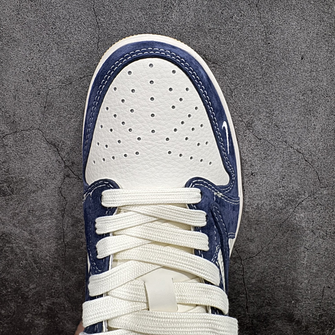 图片[5]-【定制版】Travis Scott x Fragment Design x Air Jordan 1 Low OG SP AJ1 乔1 OF联名-卡其翻毛蓝 低帮文化休闲板鞋 SJ2068-110rn#多方联名合作融合了Travis Scott 独特的音乐风格，藤原浩个性的设计风格以及Jordan品牌的经典元素 使其成为一双具有独特身份和价值的鞋子 清新而立体的外观加上联名标识更突出了其独特身份 这种配色方案显示出活力和时尚感 在视觉上引人注目  鞋身的质感和细腻的细节处理使其显得高端而格调十足  这款“倒钩”联名是设计与创意完美结合  融合多方的个性风格是一款备受瞩目的潮流鞋款r 尺码：36 36.5 37.5 38 38.5 39 40 40.5 41 42 42.5 43 44 44.5 45 编码：HXS320340-莆田鞋批发中心