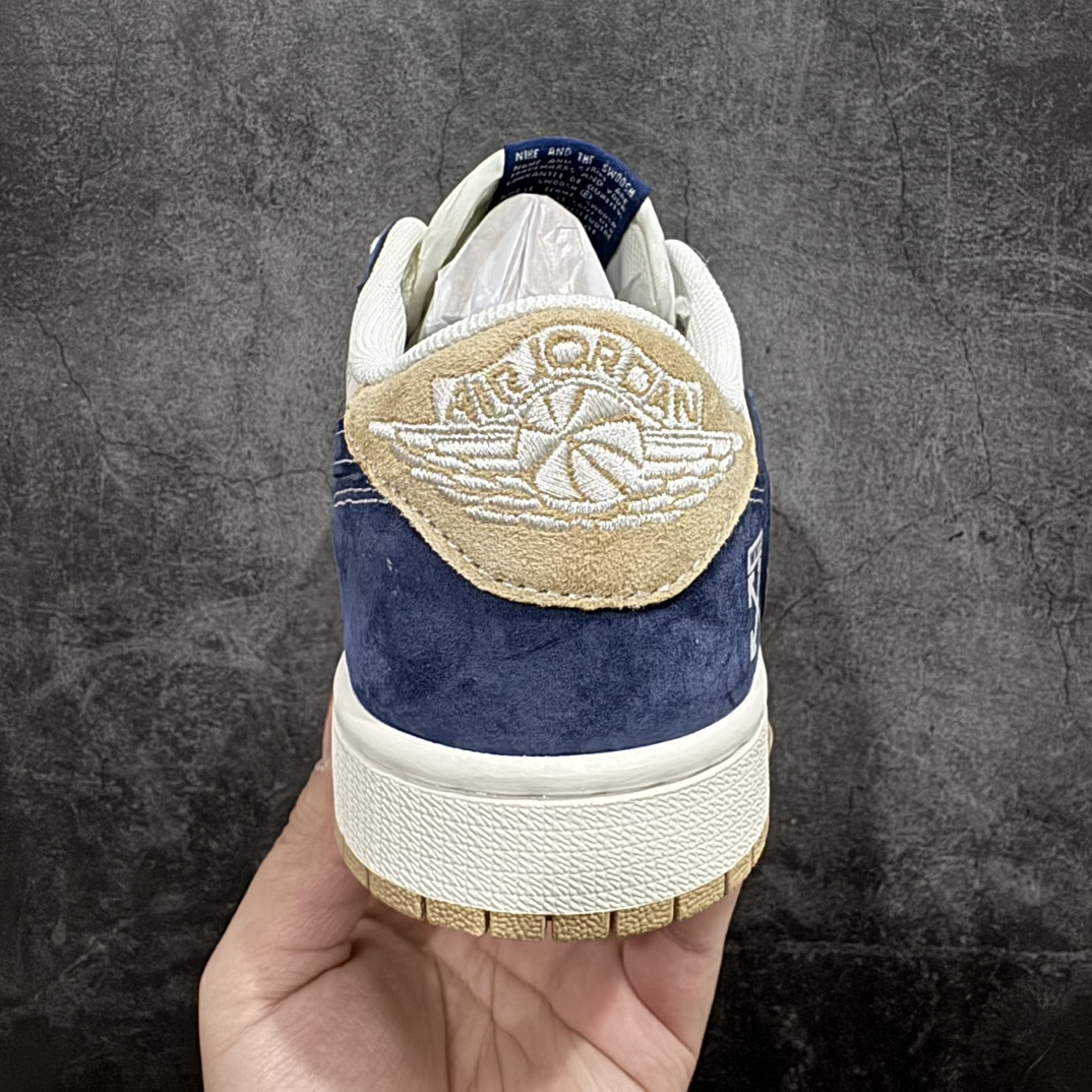 图片[4]-【定制版】Travis Scott x Fragment Design x Air Jordan 1 Low OG SP AJ1 乔1 OF联名-卡其翻毛蓝 低帮文化休闲板鞋 SJ2068-110rn#多方联名合作融合了Travis Scott 独特的音乐风格，藤原浩个性的设计风格以及Jordan品牌的经典元素 使其成为一双具有独特身份和价值的鞋子 清新而立体的外观加上联名标识更突出了其独特身份 这种配色方案显示出活力和时尚感 在视觉上引人注目  鞋身的质感和细腻的细节处理使其显得高端而格调十足  这款“倒钩”联名是设计与创意完美结合  融合多方的个性风格是一款备受瞩目的潮流鞋款r 尺码：36 36.5 37.5 38 38.5 39 40 40.5 41 42 42.5 43 44 44.5 45 编码：HXS320340-莆田鞋批发中心