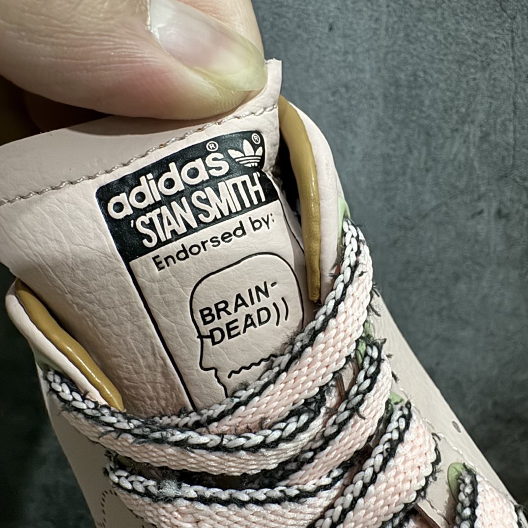 图片[6]-【正确版】Brain Dead x adidas originalsSTAN SMITH 脑死亡联名板鞋n具有破坏性扭曲的标志性斯坦和史密斯n与全球创意力量Brain Dead合作超过十年n为这个传奇的剪影带来其独特的亚文化灵感n从厚实的 对比鲜明的鞋带n毛茸茸的背衬和穿孔的标志头n这些斯坦史密斯是一个新的敬意n保持忠于其邪教地位 官方货号: IH3434、IH3432 尺码: 36 36.5 37.5 38 38.5 39 40 40.5 41 42 42.5 43 44 44.5 45 编码：DZTB230250-莆田鞋批发中心