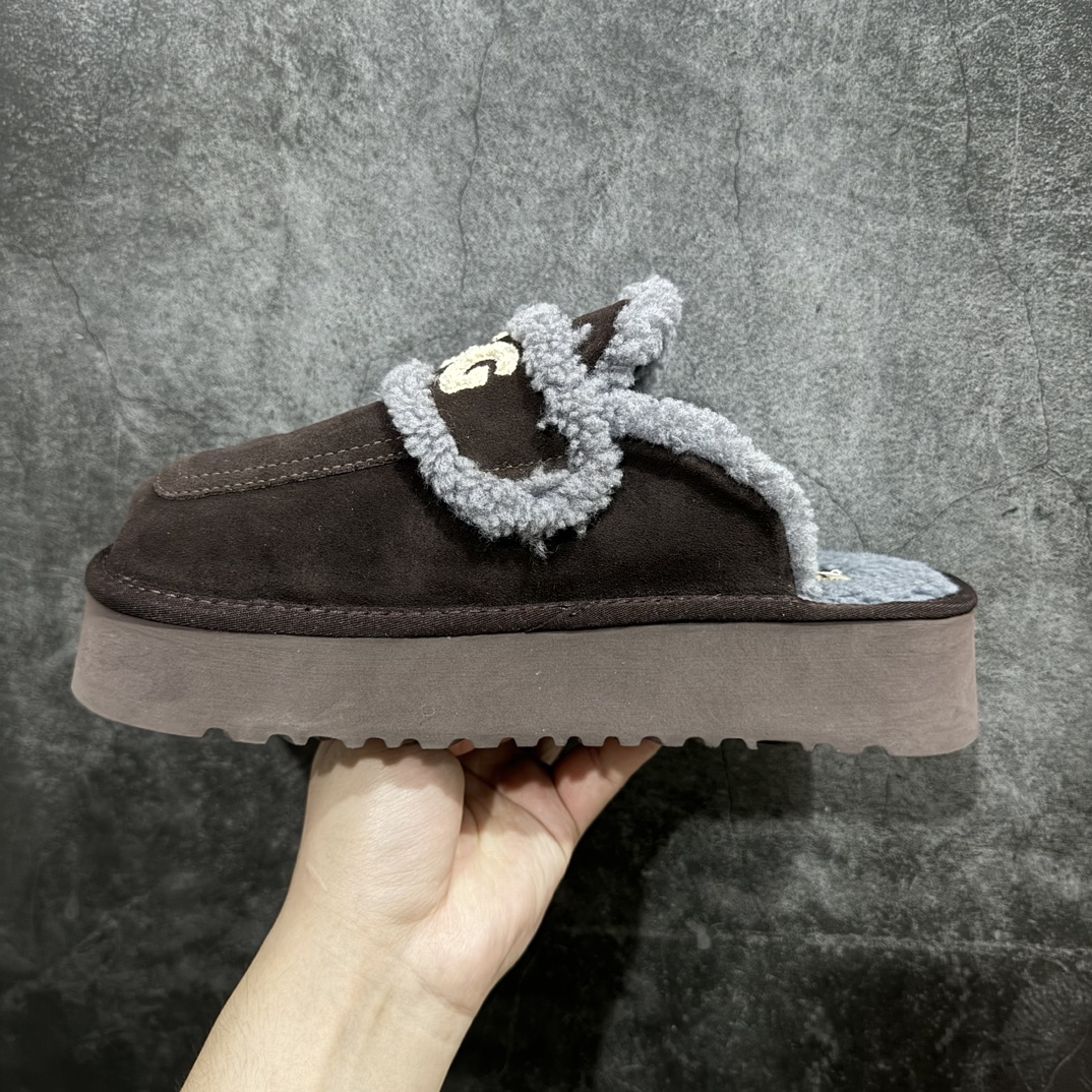 图片[2]-【广东纯原版本】秋冬新款,美国轻奢品牌🐑UGG W Classic Coquette Clog Slipper  II 科凯特2.0系列时尚居家穆勒风包头舒适保暖露跟半拖鞋n广东原产n升级原楦原纸版开发版型n采用TPU模压定型翻毛皮鞋面材质n内嵌人造卷曲羊毛毛绒里衬和鞋垫,保暖锁热n选用17毫米UGGPURE™ 植入式羊毛里衬与可拆卸的UGGPURE™ 植入式羊毛鞋垫 Treadlite轻翼科技外底-优质的防滑,耐磨性,和良好的弹性nn休闲系列作为本季主力系列，轻盈耐磨的橡胶大底，让穿着的舒适性提升 品名：Classic Coquette Clog Slipper  II 科凯特2.0系列鞋面：翻毛皮革/织物 货号：OB938 尺码：35-40 编码：PS330350-莆田鞋批发中心