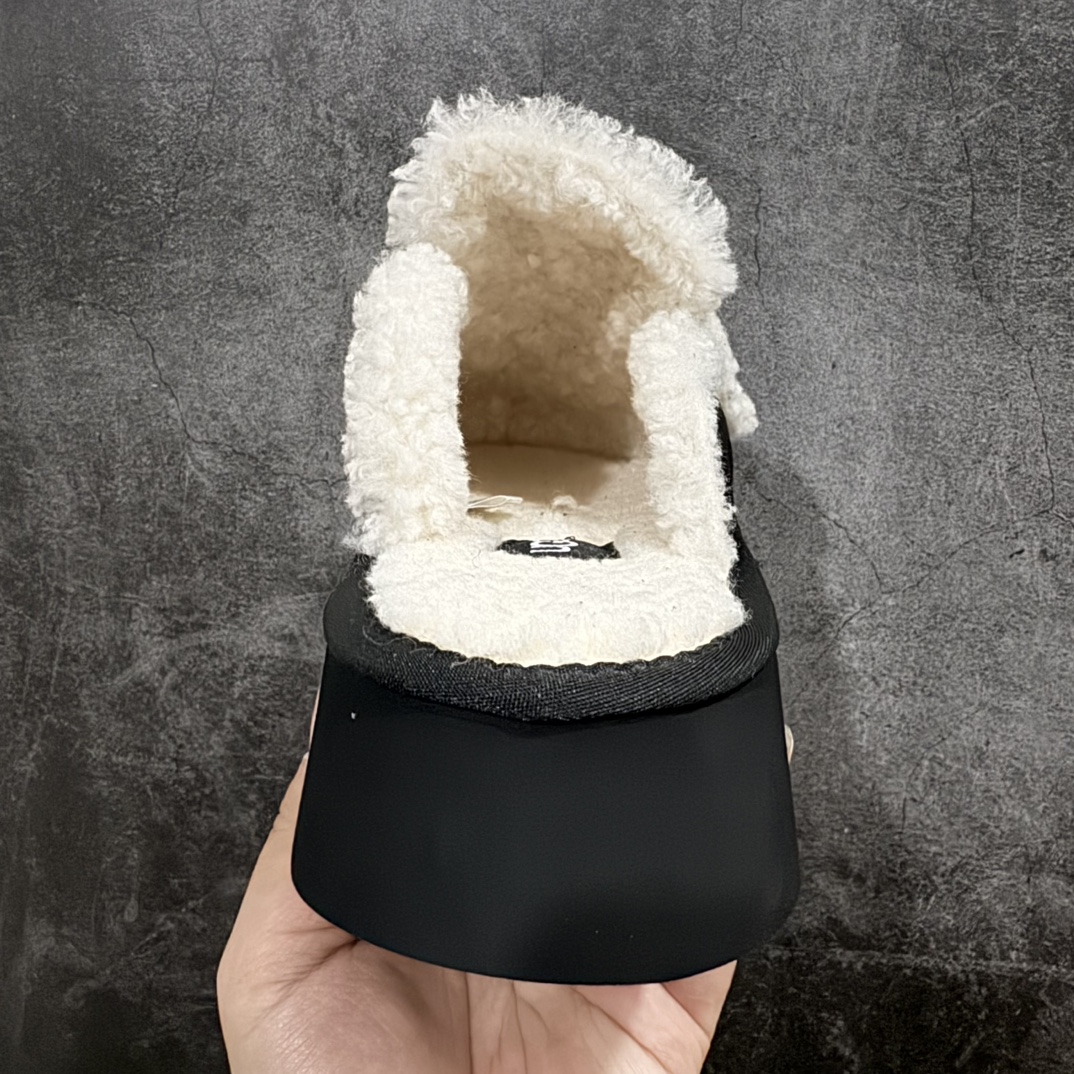 图片[4]-【广东纯原版本】秋冬新款,美国轻奢品牌🐑UGG W Classic Coquette Clog Slipper  II 科凯特2.0系列时尚居家穆勒风包头舒适保暖露跟半拖鞋n广东原产n升级原楦原纸版开发版型n采用TPU模压定型翻毛皮鞋面材质n内嵌人造卷曲羊毛毛绒里衬和鞋垫,保暖锁热n选用17毫米UGGPURE™ 植入式羊毛里衬与可拆卸的UGGPURE™ 植入式羊毛鞋垫 Treadlite轻翼科技外底-优质的防滑,耐磨性,和良好的弹性nn休闲系列作为本季主力系列，轻盈耐磨的橡胶大底，让穿着的舒适性提升 品名：Classic Coquette Clog Slipper  II 科凯特2.0系列鞋面：翻毛皮革/织物 货号：OB938 尺码：35-40 编码：PS330350-莆田鞋批发中心