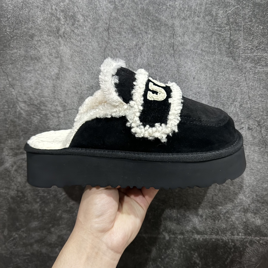 【广东纯原版本】秋冬新款,美国轻奢品牌🐑UGG W Classic Coquette Clog Slipper  II 科凯特2.0系列时尚居家穆勒风包头舒适保暖露跟半拖鞋n广东原产n升级原楦原纸版开发版型n采用TPU模压定型翻毛皮鞋面材质n内嵌人造卷曲羊毛毛绒里衬和鞋垫,保暖锁热n选用17毫米UGGPURE™ 植入式羊毛里衬与可拆卸的UGGPURE™ 植入式羊毛鞋垫 Treadlite轻翼科技外底-优质的防滑,耐磨性,和良好的弹性nn休闲系列作为本季主力系列，轻盈耐磨的橡胶大底，让穿着的舒适性提升 品名：Classic Coquette Clog Slipper  II 科凯特2.0系列鞋面：翻毛皮革/织物 货号：OB938 尺码：35-40 编码：PS330350-莆田鞋批发中心