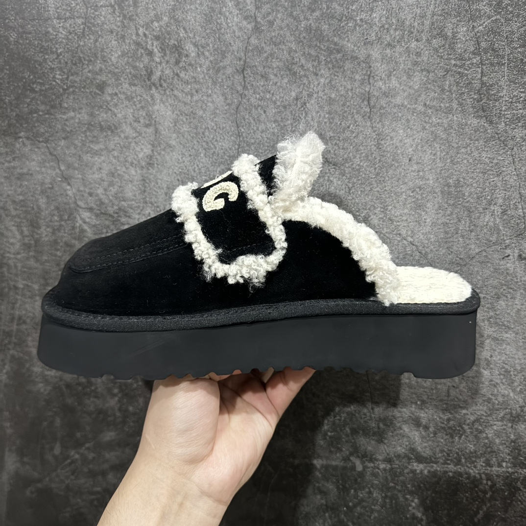 图片[2]-【广东纯原版本】秋冬新款,美国轻奢品牌🐑UGG W Classic Coquette Clog Slipper  II 科凯特2.0系列时尚居家穆勒风包头舒适保暖露跟半拖鞋n广东原产n升级原楦原纸版开发版型n采用TPU模压定型翻毛皮鞋面材质n内嵌人造卷曲羊毛毛绒里衬和鞋垫,保暖锁热n选用17毫米UGGPURE™ 植入式羊毛里衬与可拆卸的UGGPURE™ 植入式羊毛鞋垫 Treadlite轻翼科技外底-优质的防滑,耐磨性,和良好的弹性nn休闲系列作为本季主力系列，轻盈耐磨的橡胶大底，让穿着的舒适性提升 品名：Classic Coquette Clog Slipper  II 科凯特2.0系列鞋面：翻毛皮革/织物 货号：OB938 尺码：35-40 编码：PS330350-莆田鞋批发中心