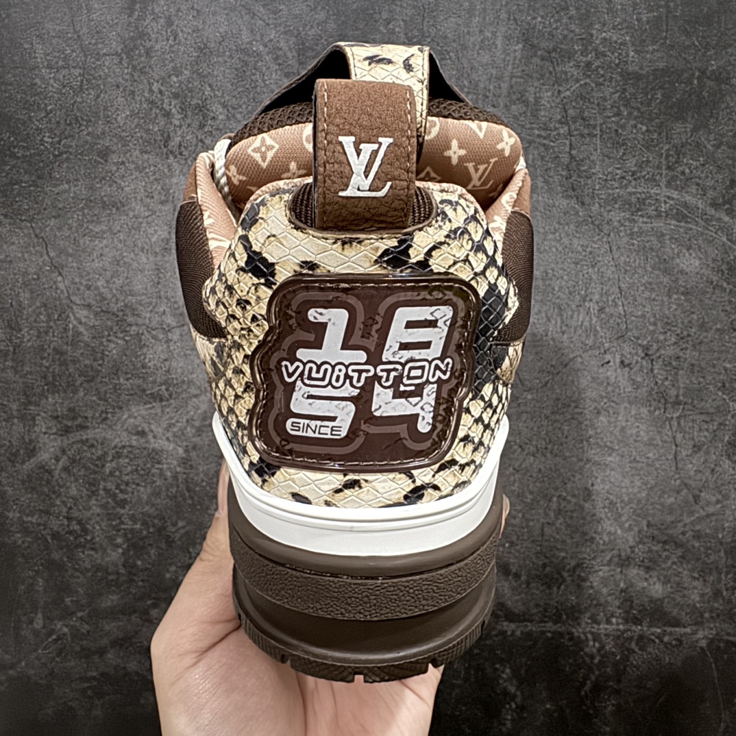 图片[4]-【广东纯原版本】LV Skate 走秀滑板鞋爆款， louis vuitton trainer无疑是奢侈品牌推出的最成功的sneaker之一，不过探索的脚步并不会停，也将在2023年春季带来全新滑板鞋系列。图中新系列回到了90年代 chunky skate shoes既视感，皮革与网面打造鞋面，肥大的廓形与粗鞋带都非常惹眼，预计也会像trainer一样拥有相当多的配色。结合此前 秀场滑板鞋来看，明年或许这股chunky风会更加强劲。Size:男39-46 编码：TL550580-莆田鞋批发中心