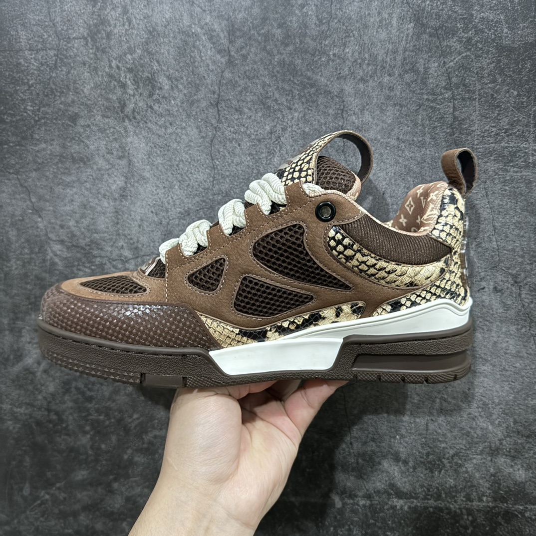 图片[2]-【广东纯原版本】LV Skate 走秀滑板鞋爆款， louis vuitton trainer无疑是奢侈品牌推出的最成功的sneaker之一，不过探索的脚步并不会停，也将在2023年春季带来全新滑板鞋系列。图中新系列回到了90年代 chunky skate shoes既视感，皮革与网面打造鞋面，肥大的廓形与粗鞋带都非常惹眼，预计也会像trainer一样拥有相当多的配色。结合此前 秀场滑板鞋来看，明年或许这股chunky风会更加强劲。Size:男39-46 编码：TL550580-莆田鞋批发中心