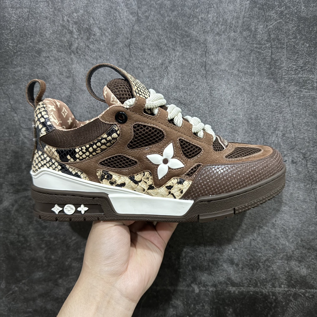 【广东纯原版本】LV Skate 走秀滑板鞋爆款， louis vuitton trainer无疑是奢侈品牌推出的最成功的sneaker之一，不过探索的脚步并不会停，也将在2023年春季带来全新滑板鞋系列。图中新系列回到了90年代 chunky skate shoes既视感，皮革与网面打造鞋面，肥大的廓形与粗鞋带都非常惹眼，预计也会像trainer一样拥有相当多的配色。结合此前 秀场滑板鞋来看，明年或许这股chunky风会更加强劲。Size:男39-46 编码：TL550580-莆田鞋批发中心