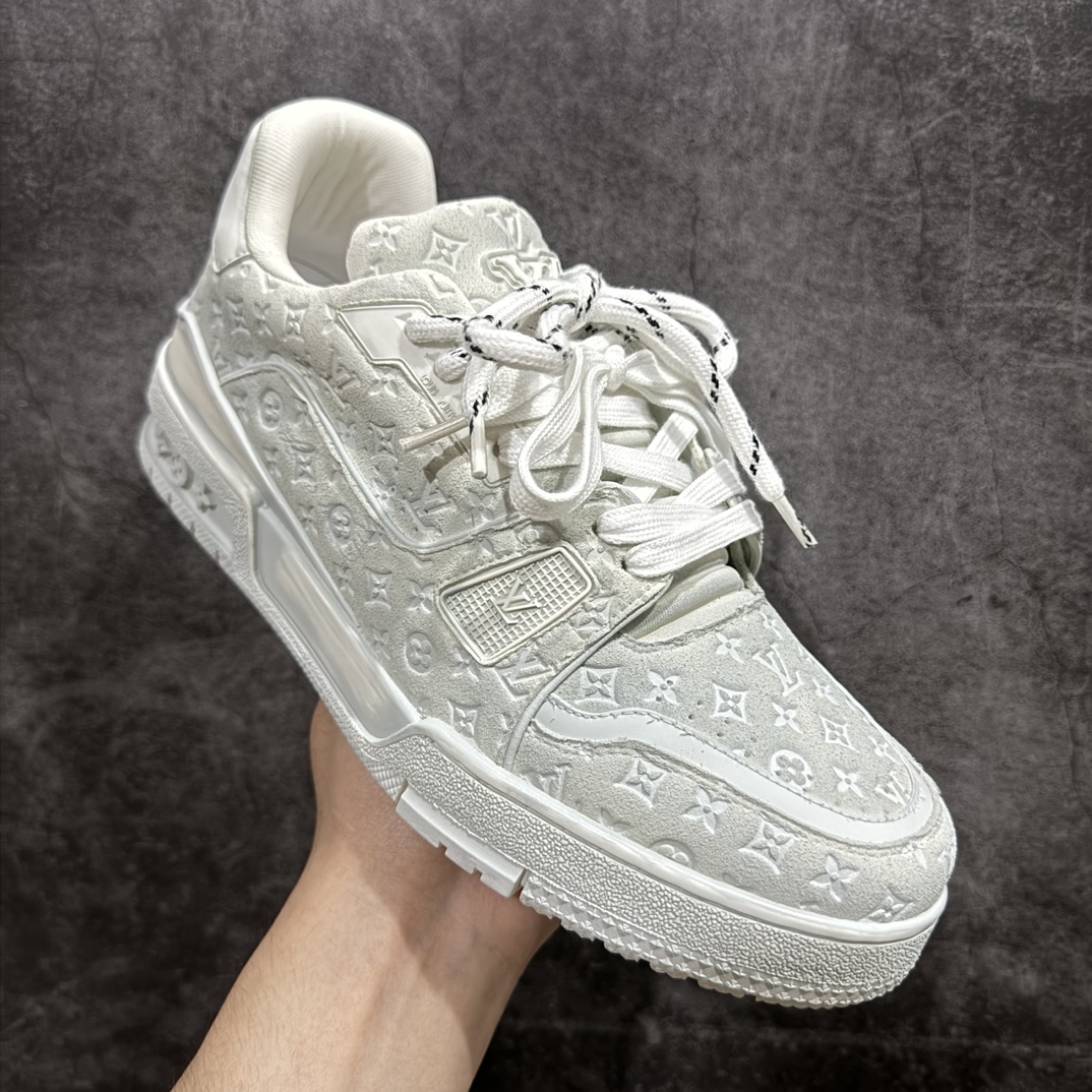 图片[3]-【广东纯原版本】Louis Vuitton Trainer Sneaker Low  佛山LV大厂出品广东原产n升级厚实抽屉礼品鞋盒及包装说明书防尘布袋物件(附送官方快递加固彩色涂鸦包装大礼盒!!)#采用荔枝纹头层皮组合粒面头层皮鞋面材质#嵌入超软脚感EVA物料鞋垫#后跟耐弯折滴塑支撑片#外置TPR光泽组合隔色鞋底❗n法国巴黎百年奢侈品牌LV路易威登Louis Vuitton Trainer Sneaker Low 运动系列低帮复古百搭休闲运动文化篮球板鞋n这款LV Trainer运动鞋以粒面小牛皮制造，以黑白色作为主色调，并缀以色彩亮眼的细节。这个标志性鞋款由Virgil Abloh设计，灵感取材自复古篮球鞋，设计缀有丰富的细节，包括草写风格的Louis Vuitton标志，而#54标志装饰则代表，品牌创立于1854年。n蓝色 粒面小牛皮 绑带 橡胶标志 每双缝制需时7小时 橡胶鞋底配Monogram花卉图案 编码：TL600640-莆田鞋批发中心