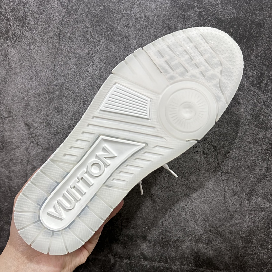 图片[9]-【广东纯原版本】Louis Vuitton Trainer Sneaker Low  佛山LV大厂出品广东原产n升级厚实抽屉礼品鞋盒及包装说明书防尘布袋物件(附送官方快递加固彩色涂鸦包装大礼盒!!)#采用荔枝纹头层皮组合粒面头层皮鞋面材质#嵌入超软脚感EVA物料鞋垫#后跟耐弯折滴塑支撑片#外置TPR光泽组合隔色鞋底❗n法国巴黎百年奢侈品牌LV路易威登Louis Vuitton Trainer Sneaker Low 运动系列低帮复古百搭休闲运动文化篮球板鞋n这款LV Trainer运动鞋以粒面小牛皮制造，以黑白色作为主色调，并缀以色彩亮眼的细节。这个标志性鞋款由Virgil Abloh设计，灵感取材自复古篮球鞋，设计缀有丰富的细节，包括草写风格的Louis Vuitton标志，而#54标志装饰则代表，品牌创立于1854年。n蓝色 粒面小牛皮 绑带 橡胶标志 每双缝制需时7小时 橡胶鞋底配Monogram花卉图案 编码：TL600640-莆田鞋批发中心