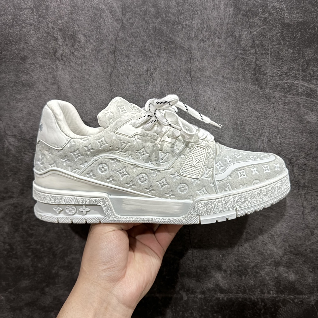 【广东纯原版本】Louis Vuitton Trainer Sneaker Low  佛山LV大厂出品广东原产n升级厚实抽屉礼品鞋盒及包装说明书防尘布袋物件(附送官方快递加固彩色涂鸦包装大礼盒!!)#采用荔枝纹头层皮组合粒面头层皮鞋面材质#嵌入超软脚感EVA物料鞋垫#后跟耐弯折滴塑支撑片#外置TPR光泽组合隔色鞋底❗n法国巴黎百年奢侈品牌LV路易威登Louis Vuitton Trainer Sneaker Low 运动系列低帮复古百搭休闲运动文化篮球板鞋n这款LV Trainer运动鞋以粒面小牛皮制造，以黑白色作为主色调，并缀以色彩亮眼的细节。这个标志性鞋款由Virgil Abloh设计，灵感取材自复古篮球鞋，设计缀有丰富的细节，包括草写风格的Louis Vuitton标志，而#54标志装饰则代表，品牌创立于1854年。n蓝色 粒面小牛皮 绑带 橡胶标志 每双缝制需时7小时 橡胶鞋底配Monogram花卉图案 编码：TL600640-莆田鞋批发中心