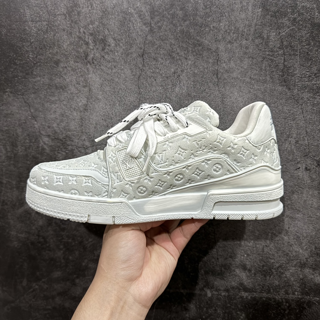 图片[2]-【广东纯原版本】Louis Vuitton Trainer Sneaker Low  佛山LV大厂出品广东原产n升级厚实抽屉礼品鞋盒及包装说明书防尘布袋物件(附送官方快递加固彩色涂鸦包装大礼盒!!)#采用荔枝纹头层皮组合粒面头层皮鞋面材质#嵌入超软脚感EVA物料鞋垫#后跟耐弯折滴塑支撑片#外置TPR光泽组合隔色鞋底❗n法国巴黎百年奢侈品牌LV路易威登Louis Vuitton Trainer Sneaker Low 运动系列低帮复古百搭休闲运动文化篮球板鞋n这款LV Trainer运动鞋以粒面小牛皮制造，以黑白色作为主色调，并缀以色彩亮眼的细节。这个标志性鞋款由Virgil Abloh设计，灵感取材自复古篮球鞋，设计缀有丰富的细节，包括草写风格的Louis Vuitton标志，而#54标志装饰则代表，品牌创立于1854年。n蓝色 粒面小牛皮 绑带 橡胶标志 每双缝制需时7小时 橡胶鞋底配Monogram花卉图案 编码：TL600640-莆田鞋批发中心