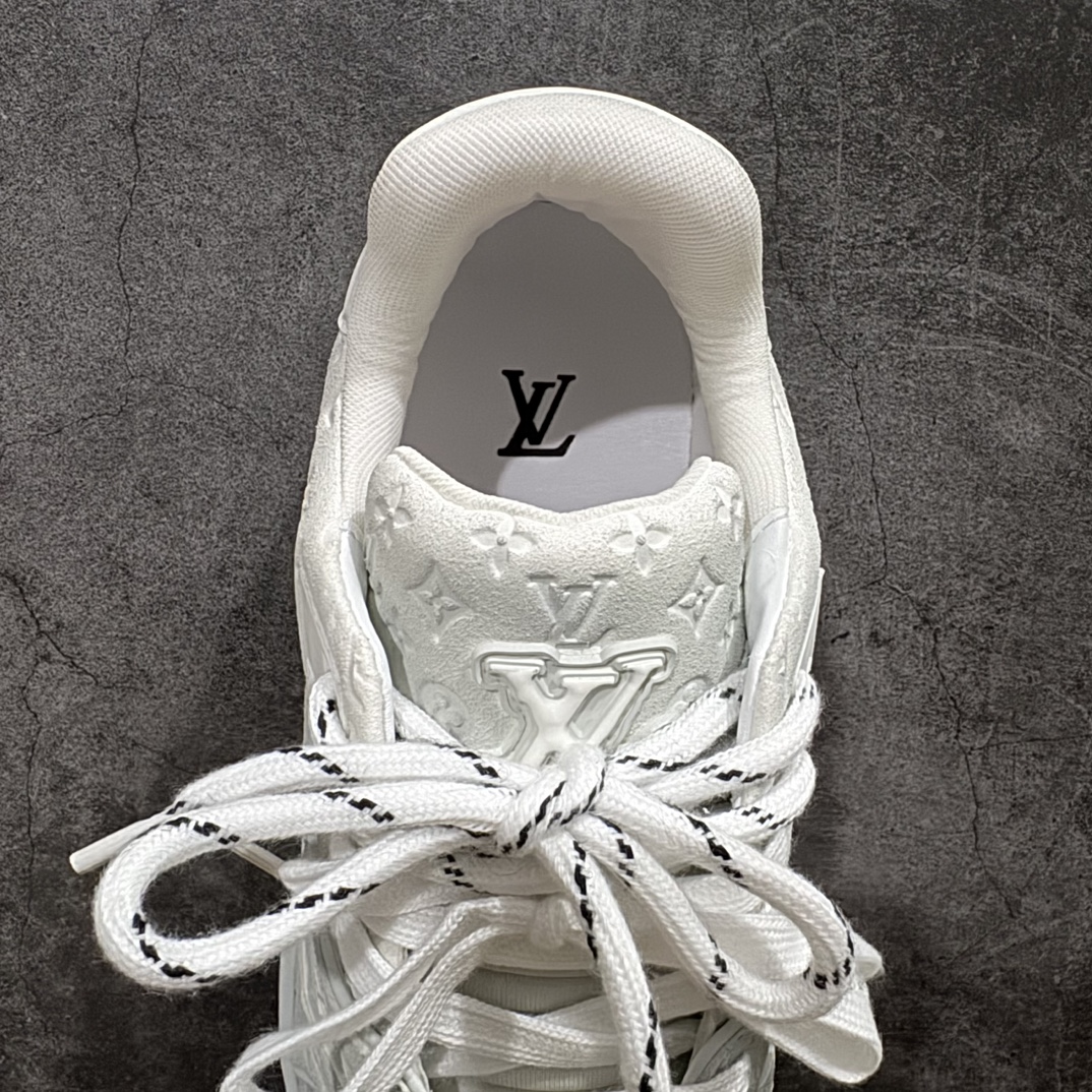 图片[8]-【广东纯原版本】Louis Vuitton Trainer Sneaker Low  佛山LV大厂出品广东原产n升级厚实抽屉礼品鞋盒及包装说明书防尘布袋物件(附送官方快递加固彩色涂鸦包装大礼盒!!)#采用荔枝纹头层皮组合粒面头层皮鞋面材质#嵌入超软脚感EVA物料鞋垫#后跟耐弯折滴塑支撑片#外置TPR光泽组合隔色鞋底❗n法国巴黎百年奢侈品牌LV路易威登Louis Vuitton Trainer Sneaker Low 运动系列低帮复古百搭休闲运动文化篮球板鞋n这款LV Trainer运动鞋以粒面小牛皮制造，以黑白色作为主色调，并缀以色彩亮眼的细节。这个标志性鞋款由Virgil Abloh设计，灵感取材自复古篮球鞋，设计缀有丰富的细节，包括草写风格的Louis Vuitton标志，而#54标志装饰则代表，品牌创立于1854年。n蓝色 粒面小牛皮 绑带 橡胶标志 每双缝制需时7小时 橡胶鞋底配Monogram花卉图案 编码：TL600640-莆田鞋批发中心