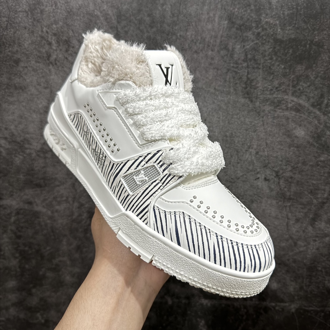 图片[3]-【广东纯原版本】Louis Vuitton Trainer Sneaker Low  加绒款 佛山LV大厂出品广东原产n升级厚实抽屉礼品鞋盒及包装说明书防尘布袋物件(附送官方快递加固彩色涂鸦包装大礼盒!!)#采用荔枝纹头层皮组合粒面头层皮鞋面材质#嵌入超软脚感EVA物料鞋垫#后跟耐弯折滴塑支撑片#外置TPR光泽组合隔色鞋底❗n法国巴黎百年奢侈品牌LV路易威登Louis Vuitton Trainer Sneaker Low 运动系列低帮复古百搭休闲运动文化篮球板鞋n这款LV Trainer运动鞋以粒面小牛皮制造，以黑白色作为主色调，并缀以色彩亮眼的细节。这个标志性鞋款由Virgil Abloh设计，灵感取材自复古篮球鞋，设计缀有丰富的细节，包括草写风格的Louis Vuitton标志，而#54标志装饰则代表，品牌创立于1854年。n蓝色 粒面小牛皮 绑带 橡胶标志 每双缝制需时7小时 橡胶鞋底配Monogram花卉图案 编码：HH580600-莆田鞋批发中心