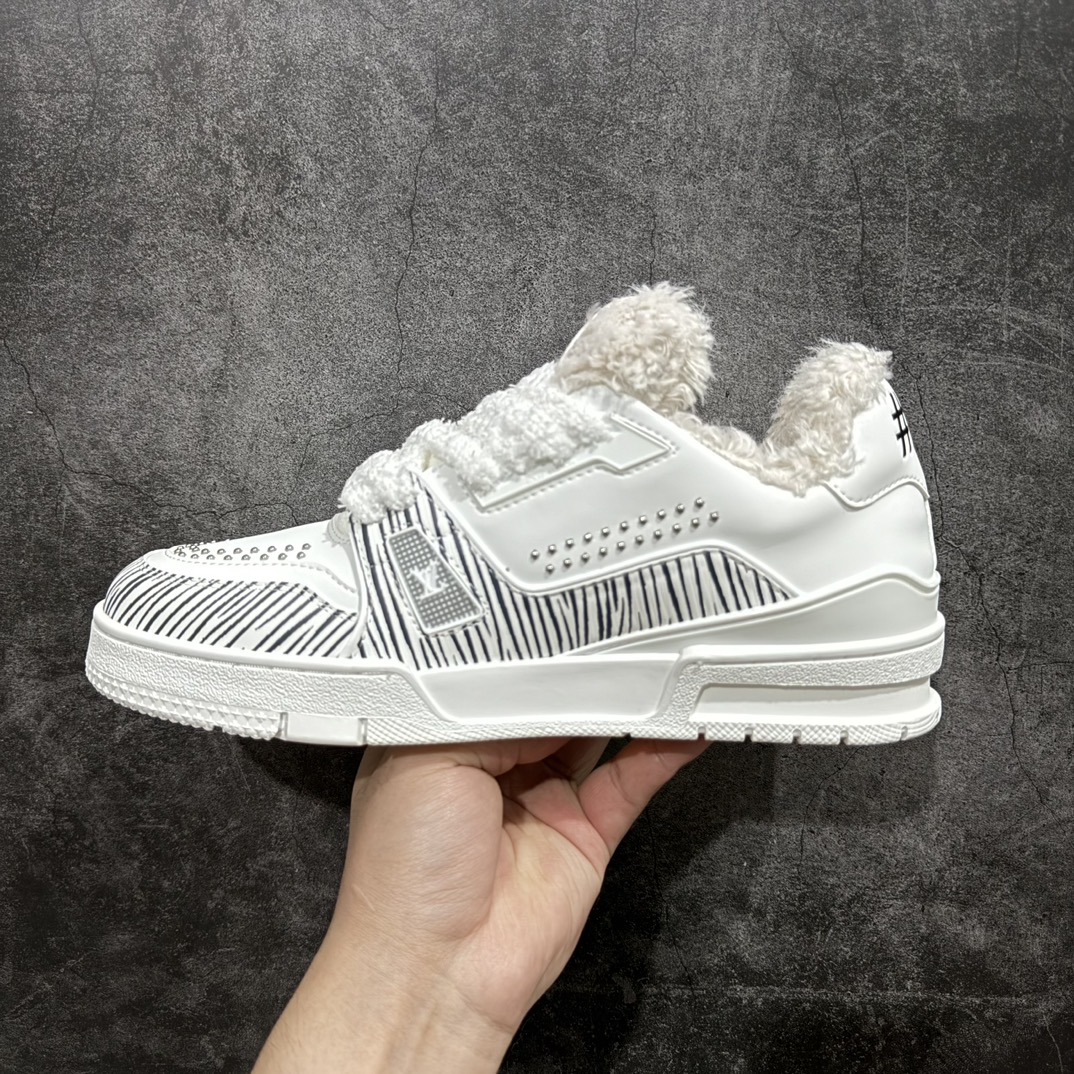 图片[2]-【广东纯原版本】Louis Vuitton Trainer Sneaker Low  加绒款 佛山LV大厂出品广东原产n升级厚实抽屉礼品鞋盒及包装说明书防尘布袋物件(附送官方快递加固彩色涂鸦包装大礼盒!!)#采用荔枝纹头层皮组合粒面头层皮鞋面材质#嵌入超软脚感EVA物料鞋垫#后跟耐弯折滴塑支撑片#外置TPR光泽组合隔色鞋底❗n法国巴黎百年奢侈品牌LV路易威登Louis Vuitton Trainer Sneaker Low 运动系列低帮复古百搭休闲运动文化篮球板鞋n这款LV Trainer运动鞋以粒面小牛皮制造，以黑白色作为主色调，并缀以色彩亮眼的细节。这个标志性鞋款由Virgil Abloh设计，灵感取材自复古篮球鞋，设计缀有丰富的细节，包括草写风格的Louis Vuitton标志，而#54标志装饰则代表，品牌创立于1854年。n蓝色 粒面小牛皮 绑带 橡胶标志 每双缝制需时7小时 橡胶鞋底配Monogram花卉图案 编码：HH580600-莆田鞋批发中心