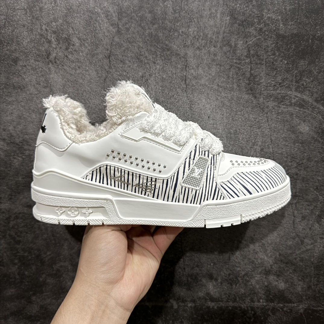 【广东纯原版本】Louis Vuitton Trainer Sneaker Low  加绒款 佛山LV大厂出品广东原产n升级厚实抽屉礼品鞋盒及包装说明书防尘布袋物件(附送官方快递加固彩色涂鸦包装大礼盒!!)#采用荔枝纹头层皮组合粒面头层皮鞋面材质#嵌入超软脚感EVA物料鞋垫#后跟耐弯折滴塑支撑片#外置TPR光泽组合隔色鞋底❗n法国巴黎百年奢侈品牌LV路易威登Louis Vuitton Trainer Sneaker Low 运动系列低帮复古百搭休闲运动文化篮球板鞋n这款LV Trainer运动鞋以粒面小牛皮制造，以黑白色作为主色调，并缀以色彩亮眼的细节。这个标志性鞋款由Virgil Abloh设计，灵感取材自复古篮球鞋，设计缀有丰富的细节，包括草写风格的Louis Vuitton标志，而#54标志装饰则代表，品牌创立于1854年。n蓝色 粒面小牛皮 绑带 橡胶标志 每双缝制需时7小时 橡胶鞋底配Monogram花卉图案 编码：HH580600-莆田鞋批发中心