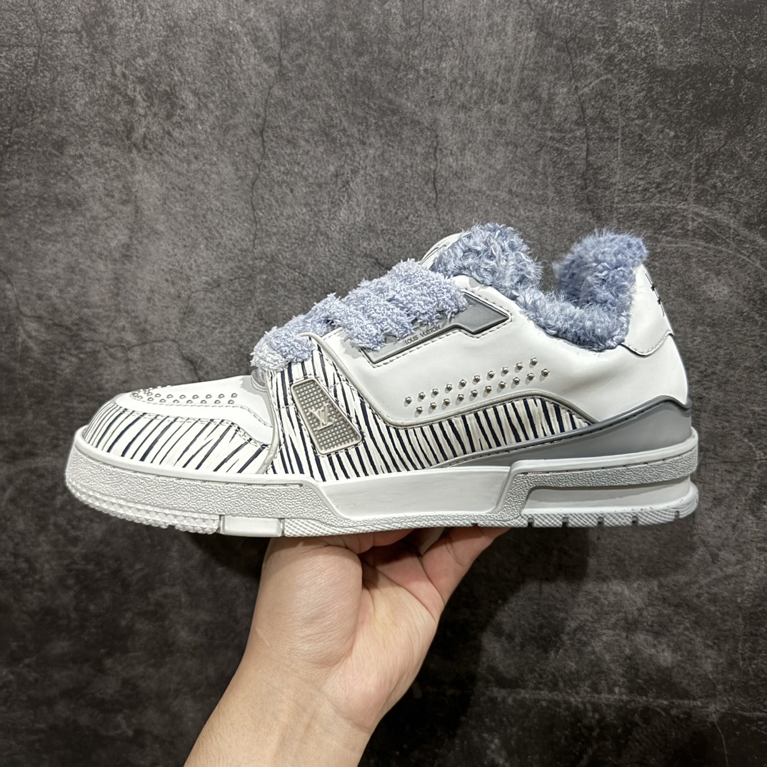 图片[2]-【广东纯原版本】Louis Vuitton Trainer Sneaker Low  加绒款 佛山LV大厂出品广东原产n升级厚实抽屉礼品鞋盒及包装说明书防尘布袋物件(附送官方快递加固彩色涂鸦包装大礼盒!!)#采用荔枝纹头层皮组合粒面头层皮鞋面材质#嵌入超软脚感EVA物料鞋垫#后跟耐弯折滴塑支撑片#外置TPR光泽组合隔色鞋底❗n法国巴黎百年奢侈品牌LV路易威登Louis Vuitton Trainer Sneaker Low 运动系列低帮复古百搭休闲运动文化篮球板鞋n这款LV Trainer运动鞋以粒面小牛皮制造，以黑白色作为主色调，并缀以色彩亮眼的细节。这个标志性鞋款由Virgil Abloh设计，灵感取材自复古篮球鞋，设计缀有丰富的细节，包括草写风格的Louis Vuitton标志，而#54标志装饰则代表，品牌创立于1854年。n蓝色 粒面小牛皮 绑带 橡胶标志 每双缝制需时7小时 橡胶鞋底配Monogram花卉图案 编码：HH580600-莆田鞋批发中心