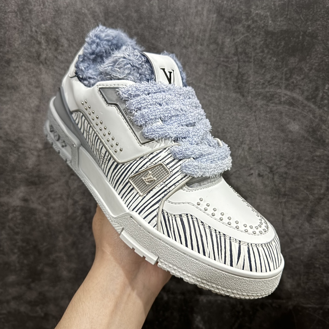 图片[3]-【广东纯原版本】Louis Vuitton Trainer Sneaker Low  加绒款 佛山LV大厂出品广东原产n升级厚实抽屉礼品鞋盒及包装说明书防尘布袋物件(附送官方快递加固彩色涂鸦包装大礼盒!!)#采用荔枝纹头层皮组合粒面头层皮鞋面材质#嵌入超软脚感EVA物料鞋垫#后跟耐弯折滴塑支撑片#外置TPR光泽组合隔色鞋底❗n法国巴黎百年奢侈品牌LV路易威登Louis Vuitton Trainer Sneaker Low 运动系列低帮复古百搭休闲运动文化篮球板鞋n这款LV Trainer运动鞋以粒面小牛皮制造，以黑白色作为主色调，并缀以色彩亮眼的细节。这个标志性鞋款由Virgil Abloh设计，灵感取材自复古篮球鞋，设计缀有丰富的细节，包括草写风格的Louis Vuitton标志，而#54标志装饰则代表，品牌创立于1854年。n蓝色 粒面小牛皮 绑带 橡胶标志 每双缝制需时7小时 橡胶鞋底配Monogram花卉图案 编码：HH580600-莆田鞋批发中心