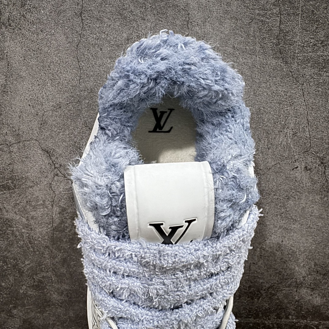 图片[8]-【广东纯原版本】Louis Vuitton Trainer Sneaker Low  加绒款 佛山LV大厂出品广东原产n升级厚实抽屉礼品鞋盒及包装说明书防尘布袋物件(附送官方快递加固彩色涂鸦包装大礼盒!!)#采用荔枝纹头层皮组合粒面头层皮鞋面材质#嵌入超软脚感EVA物料鞋垫#后跟耐弯折滴塑支撑片#外置TPR光泽组合隔色鞋底❗n法国巴黎百年奢侈品牌LV路易威登Louis Vuitton Trainer Sneaker Low 运动系列低帮复古百搭休闲运动文化篮球板鞋n这款LV Trainer运动鞋以粒面小牛皮制造，以黑白色作为主色调，并缀以色彩亮眼的细节。这个标志性鞋款由Virgil Abloh设计，灵感取材自复古篮球鞋，设计缀有丰富的细节，包括草写风格的Louis Vuitton标志，而#54标志装饰则代表，品牌创立于1854年。n蓝色 粒面小牛皮 绑带 橡胶标志 每双缝制需时7小时 橡胶鞋底配Monogram花卉图案 编码：HH580600-莆田鞋批发中心