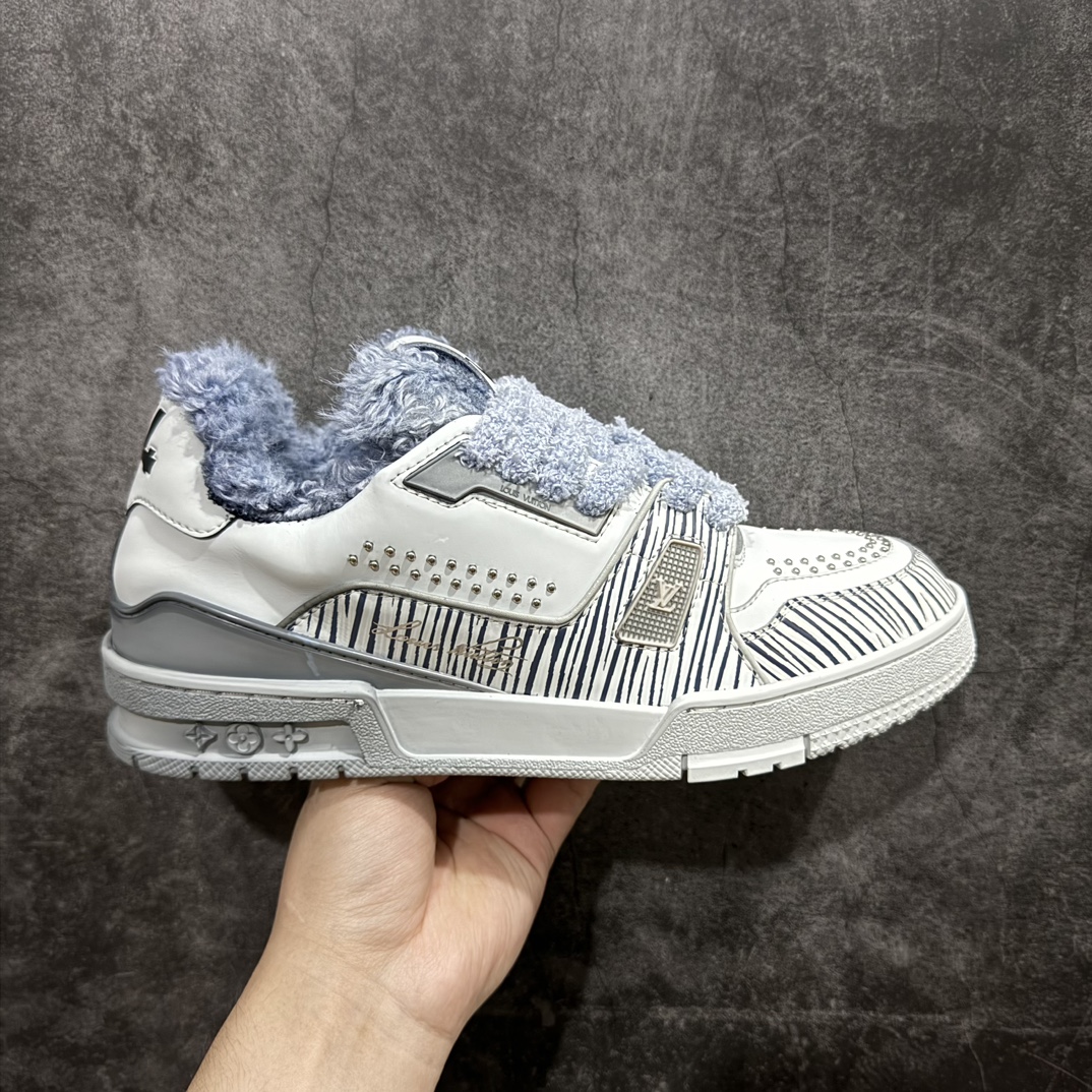 【广东纯原版本】Louis Vuitton Trainer Sneaker Low  加绒款 佛山LV大厂出品广东原产n升级厚实抽屉礼品鞋盒及包装说明书防尘布袋物件(附送官方快递加固彩色涂鸦包装大礼盒!!)#采用荔枝纹头层皮组合粒面头层皮鞋面材质#嵌入超软脚感EVA物料鞋垫#后跟耐弯折滴塑支撑片#外置TPR光泽组合隔色鞋底❗n法国巴黎百年奢侈品牌LV路易威登Louis Vuitton Trainer Sneaker Low 运动系列低帮复古百搭休闲运动文化篮球板鞋n这款LV Trainer运动鞋以粒面小牛皮制造，以黑白色作为主色调，并缀以色彩亮眼的细节。这个标志性鞋款由Virgil Abloh设计，灵感取材自复古篮球鞋，设计缀有丰富的细节，包括草写风格的Louis Vuitton标志，而#54标志装饰则代表，品牌创立于1854年。n蓝色 粒面小牛皮 绑带 橡胶标志 每双缝制需时7小时 橡胶鞋底配Monogram花卉图案 编码：HH580600-莆田鞋批发中心