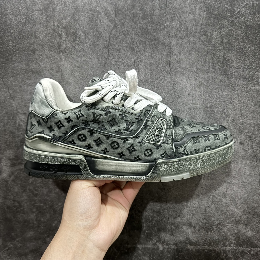 【广东纯原版本】Louis Vuitton Trainer Sneaker Low  佛山LV大厂出品广东原产n升级厚实抽屉礼品鞋盒及包装说明书防尘布袋物件(附送官方快递加固彩色涂鸦包装大礼盒!!)#采用荔枝纹头层皮组合粒面头层皮鞋面材质#嵌入超软脚感EVA物料鞋垫#后跟耐弯折滴塑支撑片#外置TPR光泽组合隔色鞋底❗n法国巴黎百年奢侈品牌LV路易威登Louis Vuitton Trainer Sneaker Low 运动系列低帮复古百搭休闲运动文化篮球板鞋n这款LV Trainer运动鞋以粒面小牛皮制造，以黑白色作为主色调，并缀以色彩亮眼的细节。这个标志性鞋款由Virgil Abloh设计，灵感取材自复古篮球鞋，设计缀有丰富的细节，包括草写风格的Louis Vuitton标志，而#54标志装饰则代表，品牌创立于1854年。n蓝色 粒面小牛皮 绑带 橡胶标志 每双缝制需时7小时 橡胶鞋底配Monogram花卉图案 编码：TL600640-莆田鞋批发中心