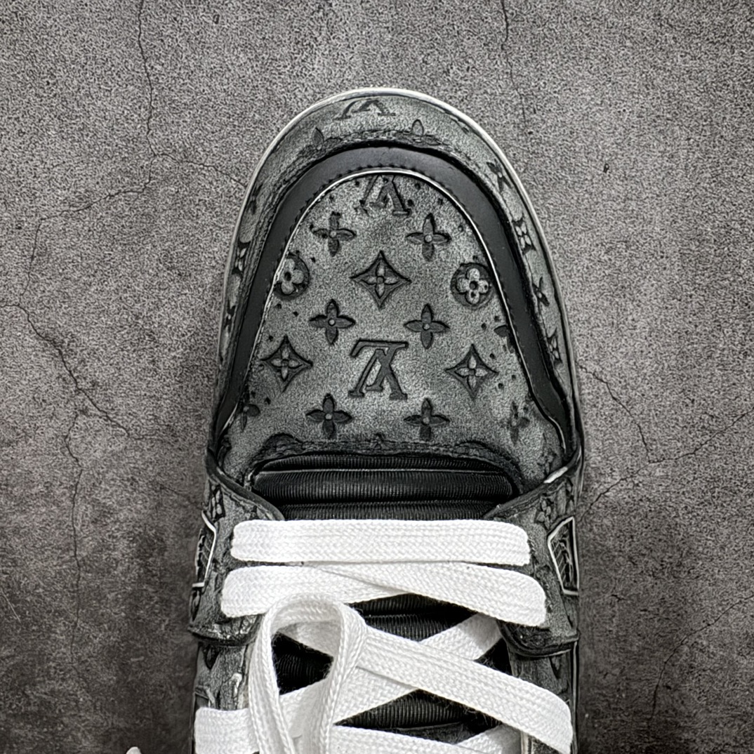 图片[5]-【广东纯原版本】Louis Vuitton Trainer Sneaker Low  佛山LV大厂出品广东原产n升级厚实抽屉礼品鞋盒及包装说明书防尘布袋物件(附送官方快递加固彩色涂鸦包装大礼盒!!)#采用荔枝纹头层皮组合粒面头层皮鞋面材质#嵌入超软脚感EVA物料鞋垫#后跟耐弯折滴塑支撑片#外置TPR光泽组合隔色鞋底❗n法国巴黎百年奢侈品牌LV路易威登Louis Vuitton Trainer Sneaker Low 运动系列低帮复古百搭休闲运动文化篮球板鞋n这款LV Trainer运动鞋以粒面小牛皮制造，以黑白色作为主色调，并缀以色彩亮眼的细节。这个标志性鞋款由Virgil Abloh设计，灵感取材自复古篮球鞋，设计缀有丰富的细节，包括草写风格的Louis Vuitton标志，而#54标志装饰则代表，品牌创立于1854年。n蓝色 粒面小牛皮 绑带 橡胶标志 每双缝制需时7小时 橡胶鞋底配Monogram花卉图案 编码：TL600640-莆田鞋批发中心