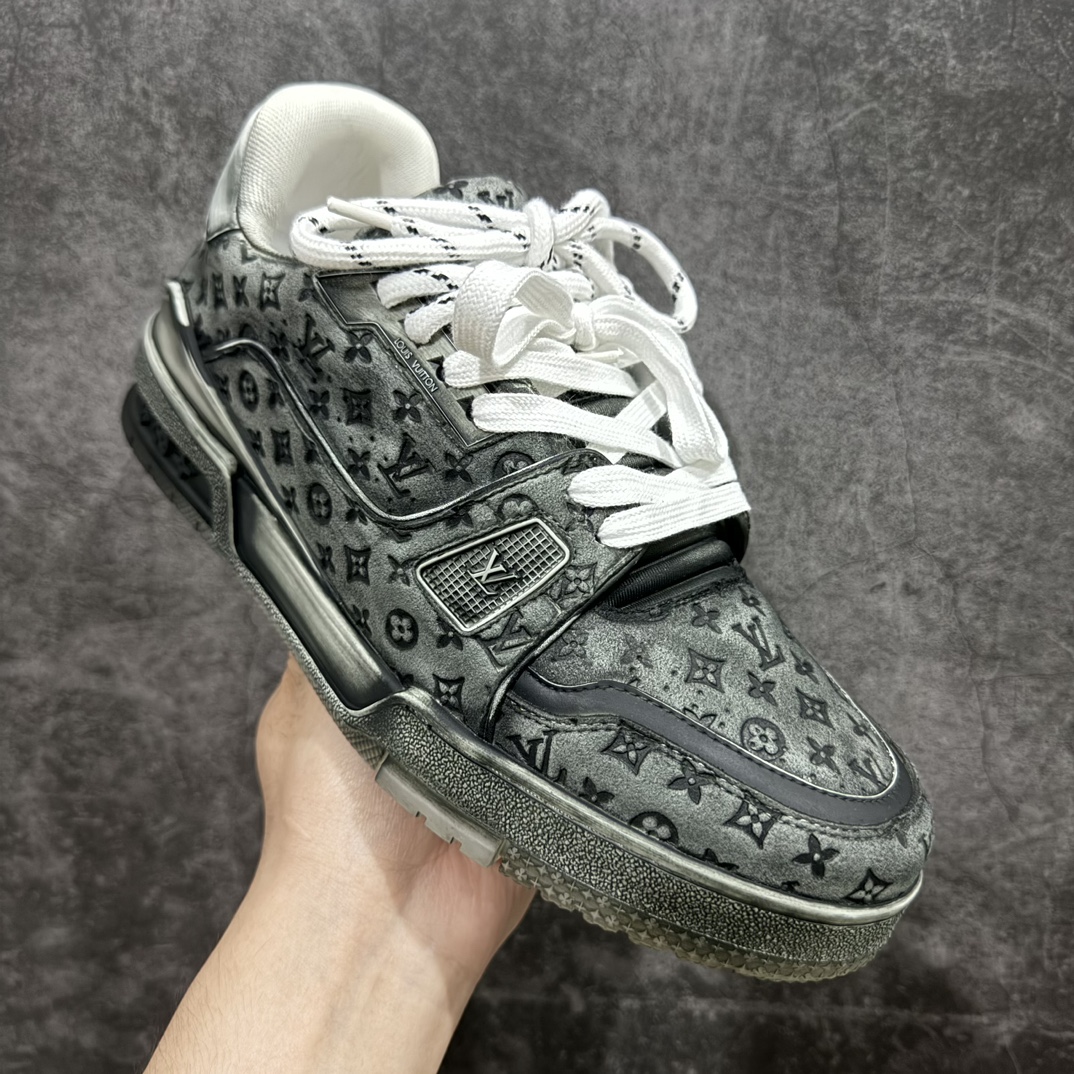 图片[3]-【广东纯原版本】Louis Vuitton Trainer Sneaker Low  佛山LV大厂出品广东原产n升级厚实抽屉礼品鞋盒及包装说明书防尘布袋物件(附送官方快递加固彩色涂鸦包装大礼盒!!)#采用荔枝纹头层皮组合粒面头层皮鞋面材质#嵌入超软脚感EVA物料鞋垫#后跟耐弯折滴塑支撑片#外置TPR光泽组合隔色鞋底❗n法国巴黎百年奢侈品牌LV路易威登Louis Vuitton Trainer Sneaker Low 运动系列低帮复古百搭休闲运动文化篮球板鞋n这款LV Trainer运动鞋以粒面小牛皮制造，以黑白色作为主色调，并缀以色彩亮眼的细节。这个标志性鞋款由Virgil Abloh设计，灵感取材自复古篮球鞋，设计缀有丰富的细节，包括草写风格的Louis Vuitton标志，而#54标志装饰则代表，品牌创立于1854年。n蓝色 粒面小牛皮 绑带 橡胶标志 每双缝制需时7小时 橡胶鞋底配Monogram花卉图案 编码：TL600640-莆田鞋批发中心