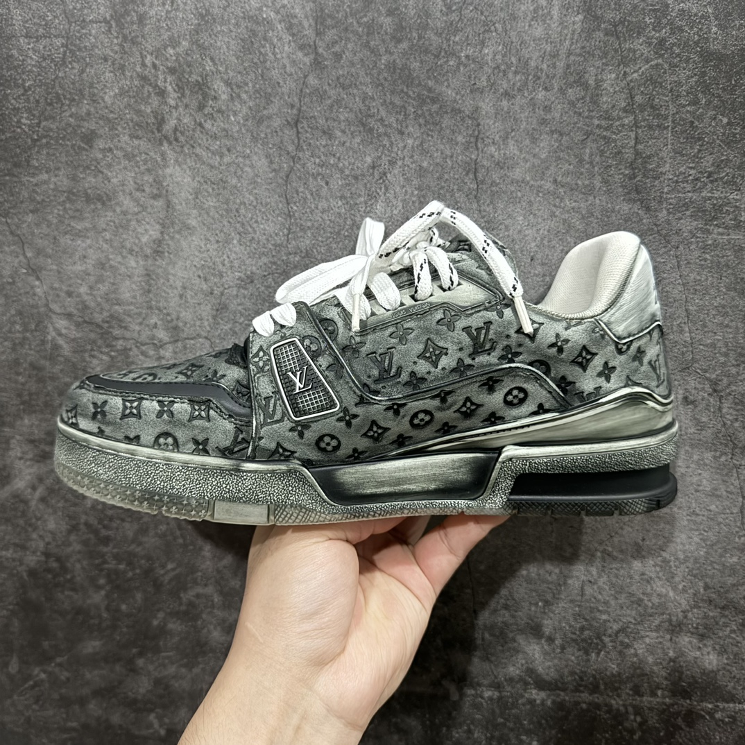 图片[2]-【广东纯原版本】Louis Vuitton Trainer Sneaker Low  佛山LV大厂出品广东原产n升级厚实抽屉礼品鞋盒及包装说明书防尘布袋物件(附送官方快递加固彩色涂鸦包装大礼盒!!)#采用荔枝纹头层皮组合粒面头层皮鞋面材质#嵌入超软脚感EVA物料鞋垫#后跟耐弯折滴塑支撑片#外置TPR光泽组合隔色鞋底❗n法国巴黎百年奢侈品牌LV路易威登Louis Vuitton Trainer Sneaker Low 运动系列低帮复古百搭休闲运动文化篮球板鞋n这款LV Trainer运动鞋以粒面小牛皮制造，以黑白色作为主色调，并缀以色彩亮眼的细节。这个标志性鞋款由Virgil Abloh设计，灵感取材自复古篮球鞋，设计缀有丰富的细节，包括草写风格的Louis Vuitton标志，而#54标志装饰则代表，品牌创立于1854年。n蓝色 粒面小牛皮 绑带 橡胶标志 每双缝制需时7小时 橡胶鞋底配Monogram花卉图案 编码：TL600640-莆田鞋批发中心