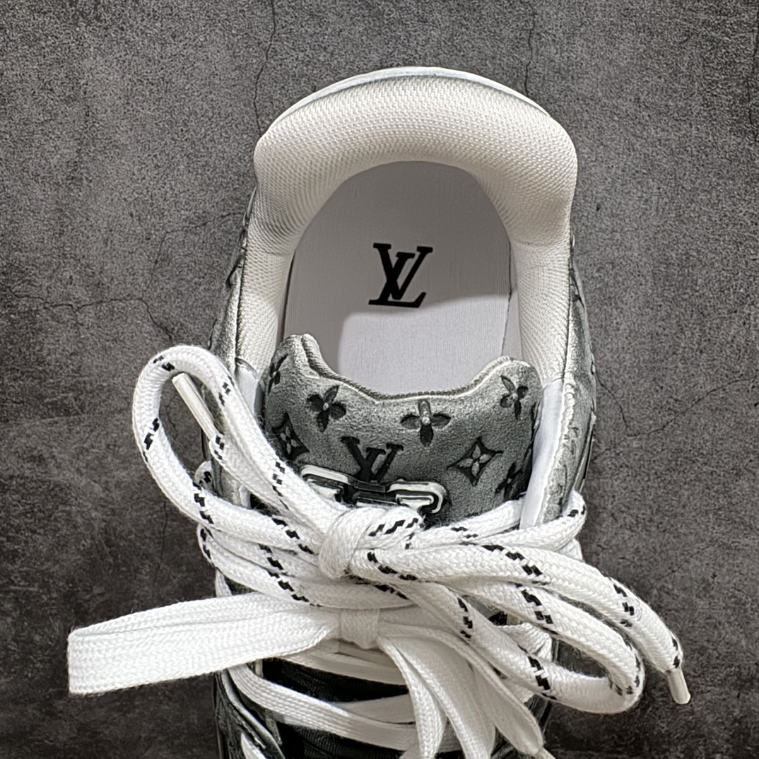 图片[8]-【广东纯原版本】Louis Vuitton Trainer Sneaker Low  佛山LV大厂出品广东原产n升级厚实抽屉礼品鞋盒及包装说明书防尘布袋物件(附送官方快递加固彩色涂鸦包装大礼盒!!)#采用荔枝纹头层皮组合粒面头层皮鞋面材质#嵌入超软脚感EVA物料鞋垫#后跟耐弯折滴塑支撑片#外置TPR光泽组合隔色鞋底❗n法国巴黎百年奢侈品牌LV路易威登Louis Vuitton Trainer Sneaker Low 运动系列低帮复古百搭休闲运动文化篮球板鞋n这款LV Trainer运动鞋以粒面小牛皮制造，以黑白色作为主色调，并缀以色彩亮眼的细节。这个标志性鞋款由Virgil Abloh设计，灵感取材自复古篮球鞋，设计缀有丰富的细节，包括草写风格的Louis Vuitton标志，而#54标志装饰则代表，品牌创立于1854年。n蓝色 粒面小牛皮 绑带 橡胶标志 每双缝制需时7小时 橡胶鞋底配Monogram花卉图案 编码：TL600640-莆田鞋批发中心