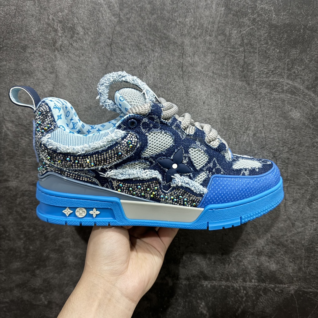 【广东纯原版本】LV Skate 走秀滑板鞋爆款， louis vuitton trainer无疑是奢侈品牌推出的最成功的sneaker之一，不过探索的脚步并不会停，也将在2023年春季带来全新滑板鞋系列。图中新系列回到了90年代 chunky skate shoes既视感，皮革与网面打造鞋面，肥大的廓形与粗鞋带都非常惹眼，预计也会像trainer一样拥有相当多的配色。结合此前 秀场滑板鞋来看，明年或许这股chunky风会更加强劲。Size:男39-46 编码：TL550580-莆田鞋批发中心