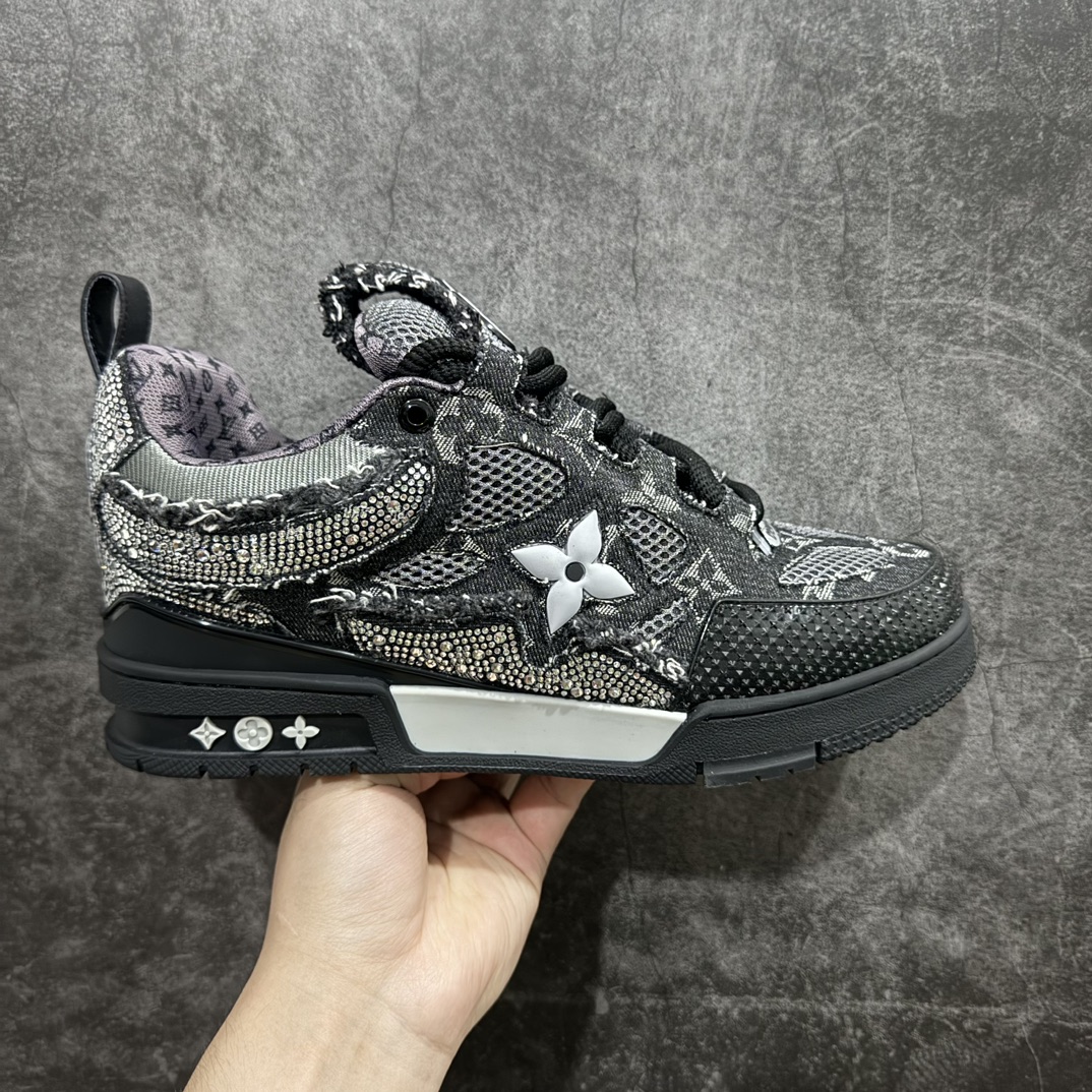 【广东纯原版本】LV Skate 走秀滑板鞋爆款， louis vuitton trainer无疑是奢侈品牌推出的最成功的sneaker之一，不过探索的脚步并不会停，也将在2023年春季带来全新滑板鞋系列。图中新系列回到了90年代 chunky skate shoes既视感，皮革与网面打造鞋面，肥大的廓形与粗鞋带都非常惹眼，预计也会像trainer一样拥有相当多的配色。结合此前 秀场滑板鞋来看，明年或许这股chunky风会更加强劲。Size:男39-46 编码：TL550580-莆田鞋批发中心