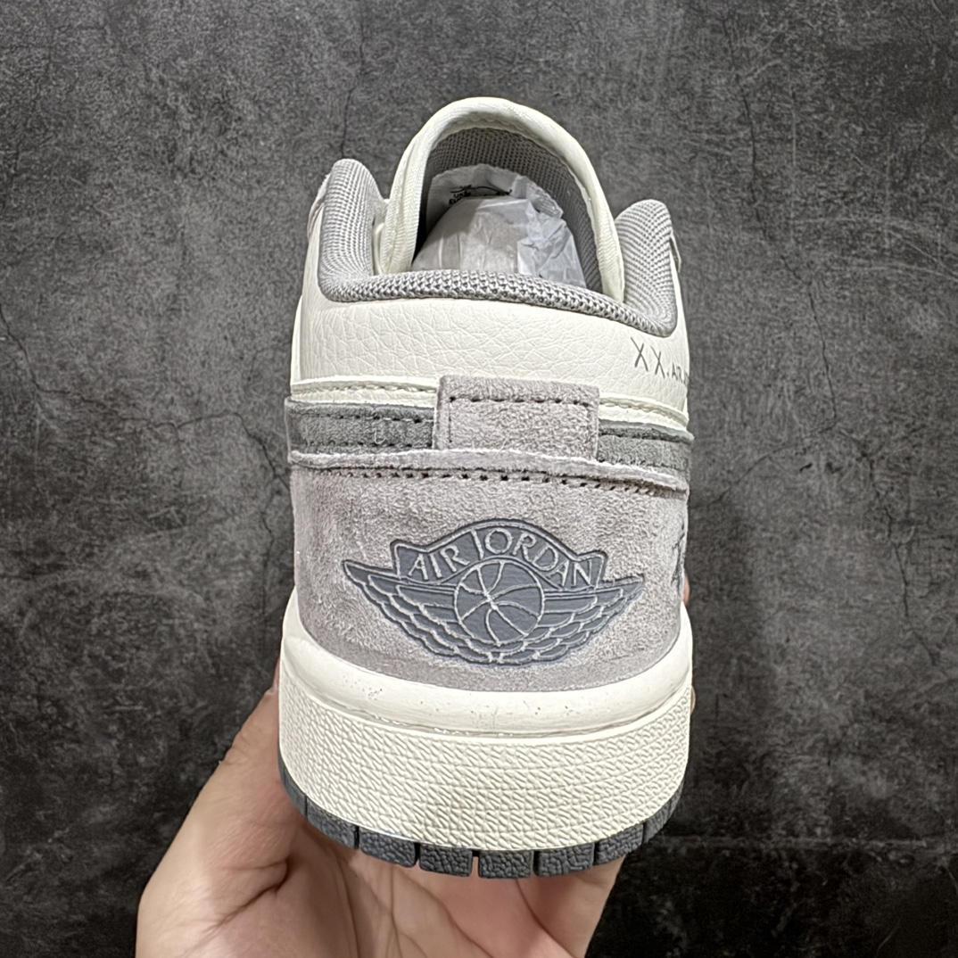 图片[4]-【定制版】Air Jordan 1 Low AJ1 乔1 斯图西联名-灰白双拼红标 高端定制 低帮复古篮球鞋 SJ9950-031n#定制鞋盒 大厂纯原品质出货 超高清洁度 皮料切割干净无任何毛边 细节完美  尺码：36 36.5 37.5 38 38.5 39 40 40.5 41 42 42.5 43 44 44.5 45 编码：HXS320340-莆田鞋批发中心