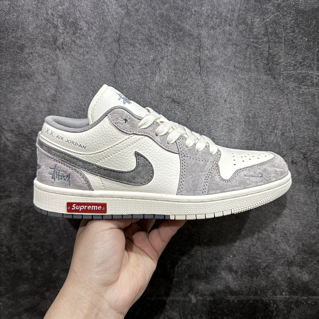 【定制版】Air Jordan 1 Low AJ1 乔1 斯图西联名-灰白双拼红标 高端定制 低帮复古篮球鞋 SJ9950-031n#定制鞋盒 大厂纯原品质出货 超高清洁度 皮料切割干净无任何毛边 细节完美  尺码：36 36.5 37.5 38 38.5 39 40 40.5 41 42 42.5 43 44 44.5 45 编码：HXS320340-莆田鞋批发中心