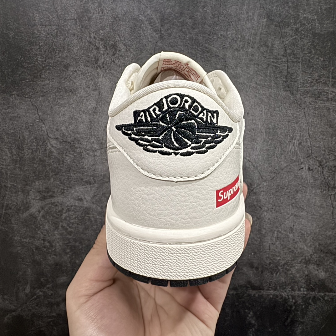 图片[4]-【定制版】Travis Scott x Fragment Design x Air Jordan 1 Low OG SP AJ1 乔1 Sup联名-米白蓝猪八双拼 低帮文化休闲板鞋 BB7518-002rn#多方联名合作融合了Travis Scott 独特的音乐风格，藤原浩个性的设计风格以及Jordan品牌的经典元素 使其成为一双具有独特身份和价值的鞋子 清新而立体的外观加上联名标识更突出了其独特身份 这种配色方案显示出活力和时尚感 在视觉上引人注目  鞋身的质感和细腻的细节处理使其显得高端而格调十足  这款“倒钩”联名是设计与创意完美结合  融合多方的个性风格是一款备受瞩目的潮流鞋款r 尺码：36 36.5 37.5 38 38.5 39 40 40.5 41 42 42.5 43 44 44.5 45  编码：HXS320340-莆田鞋批发中心